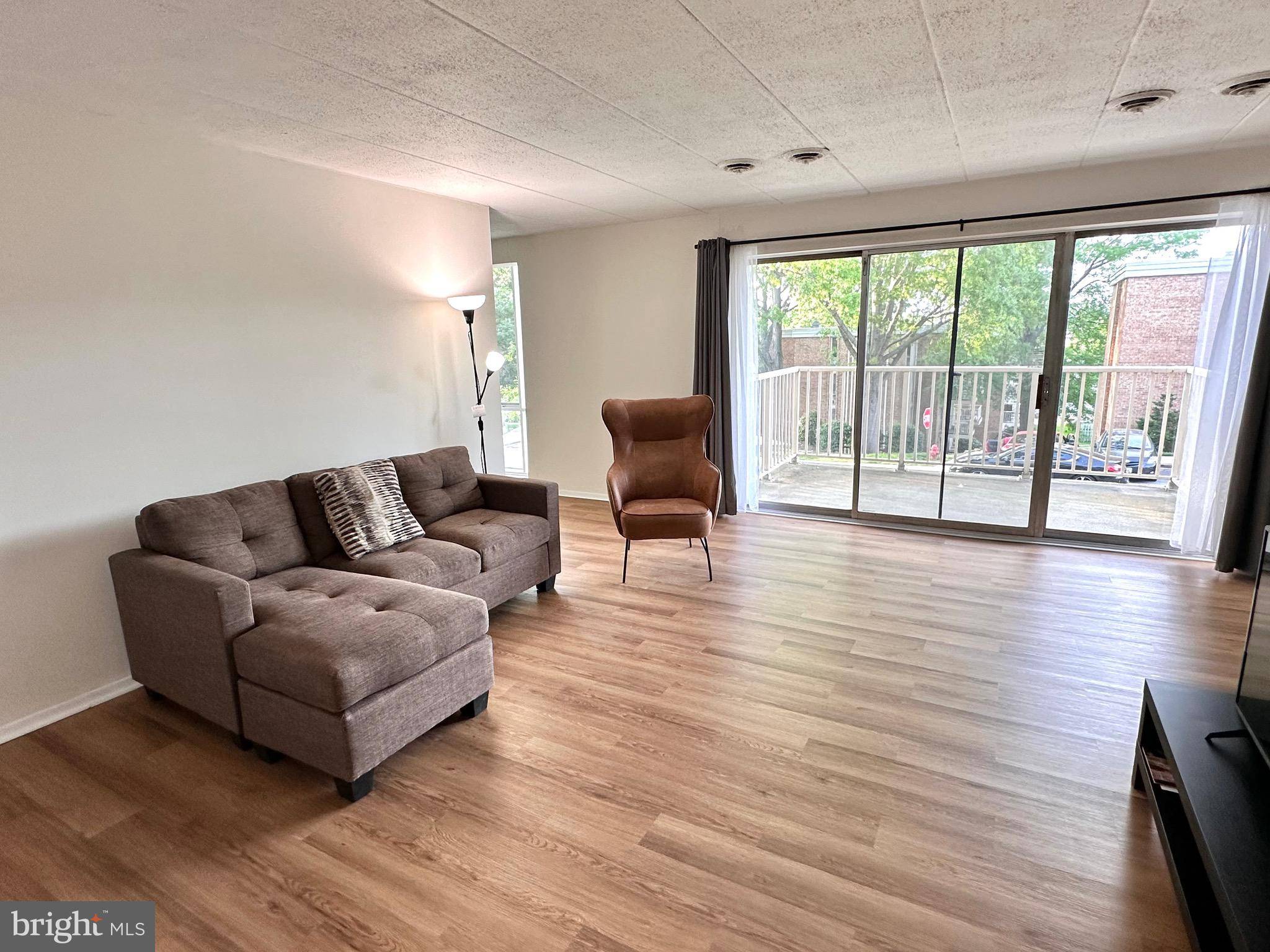 Alexandria, VA 22303,2626 FORT FARNSWORTH RD #200 (2B)