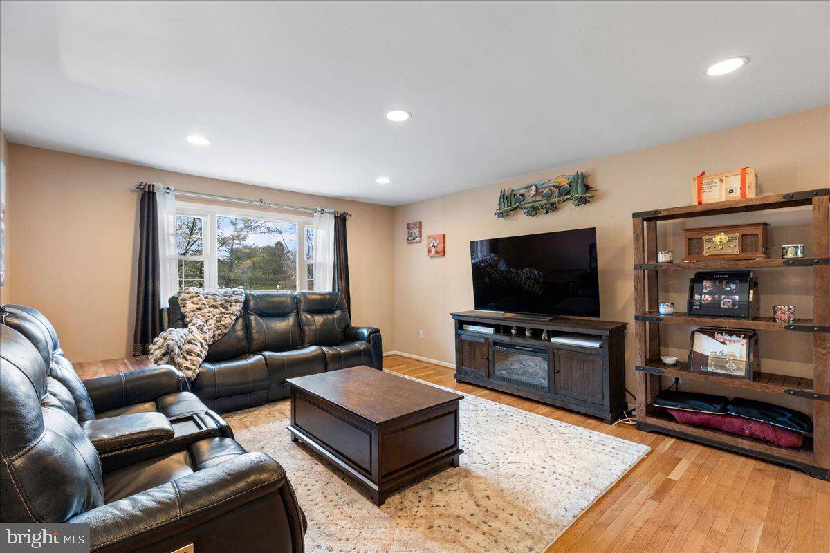 Lawrence, NJ 08648,8 TRAFALGAR CT