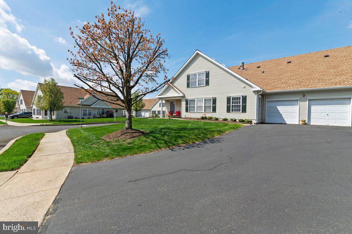 Fairless Hills, PA 19030,2 AVENROWE CT