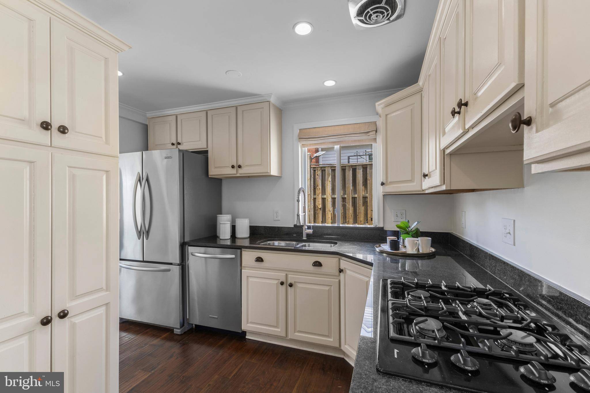 Alexandria, VA 22302,3009 KING ST