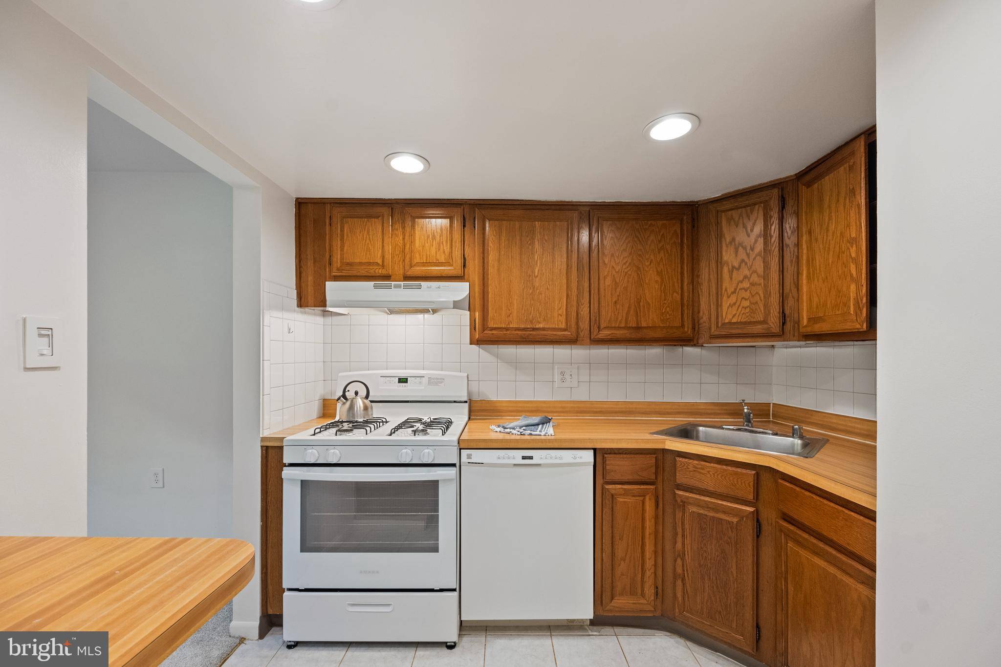 Reston, VA 20190,1433 NORTHGATE SQ #1A