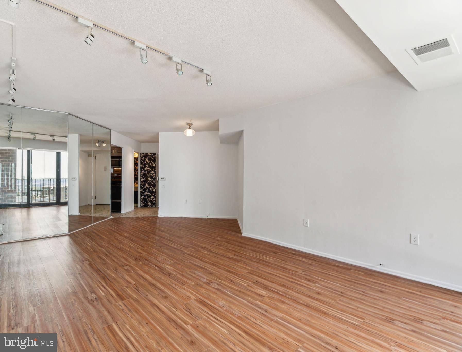 Philadelphia, PA 19102,1420 LOCUST ST #33D