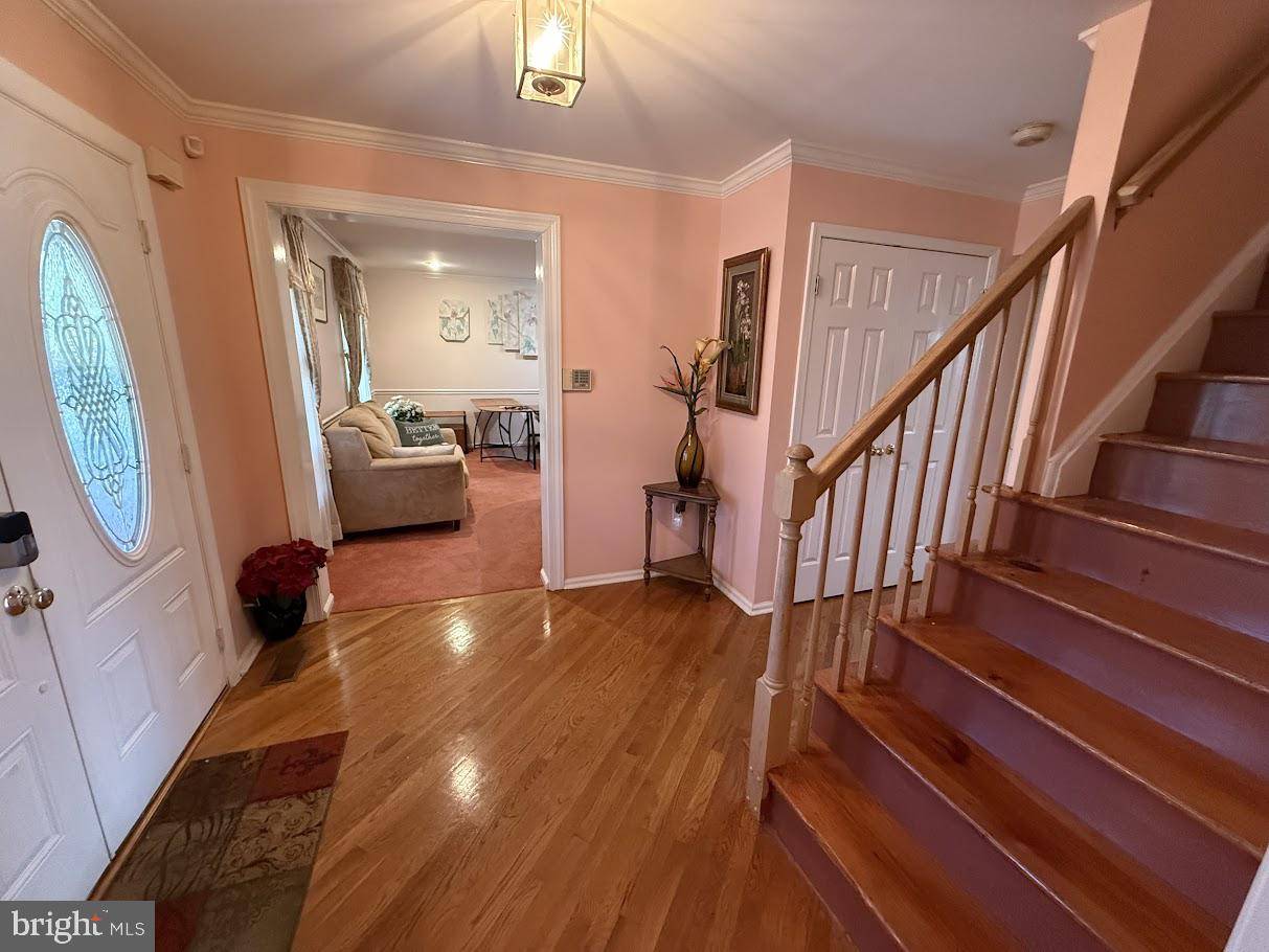 Kendall Park, NJ 08824,21 CRESTVIEW DR