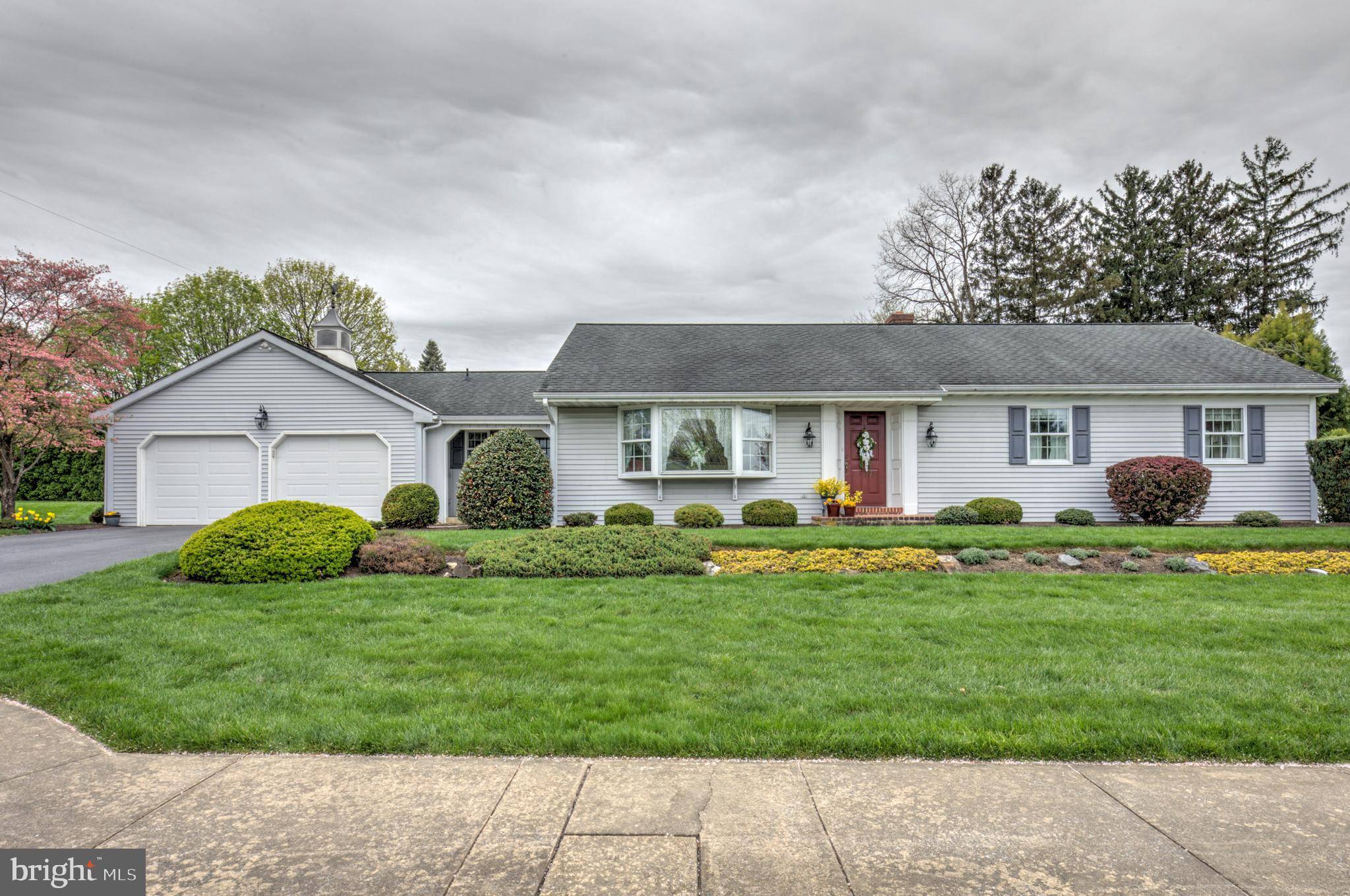 New Holland, PA 17557,2 MEADOW LN