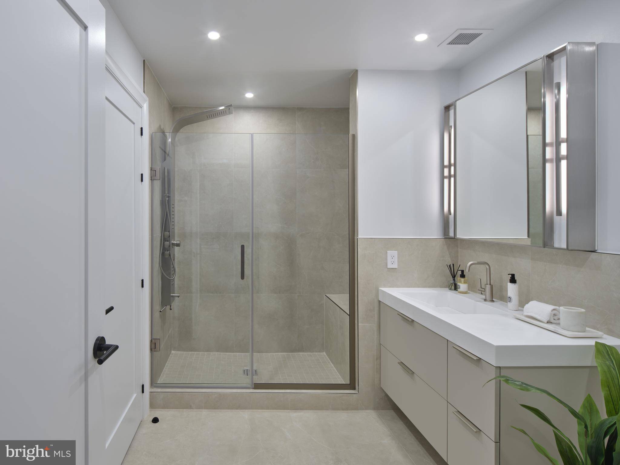 Philadelphia, PA 19147,1001 S BROAD ST #3 BR M