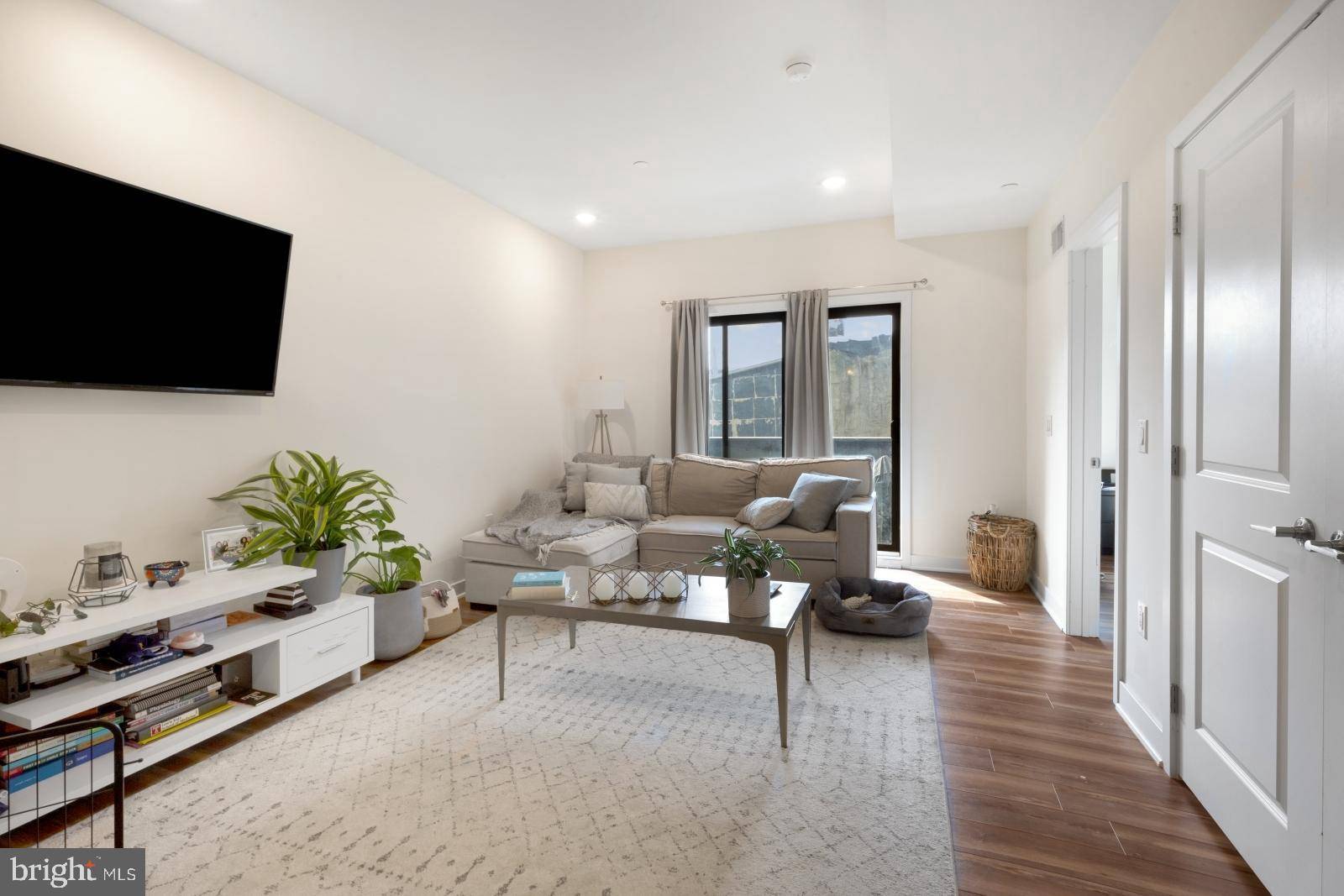 Philadelphia, PA 19125,2411 KENSINGTON AVE #303