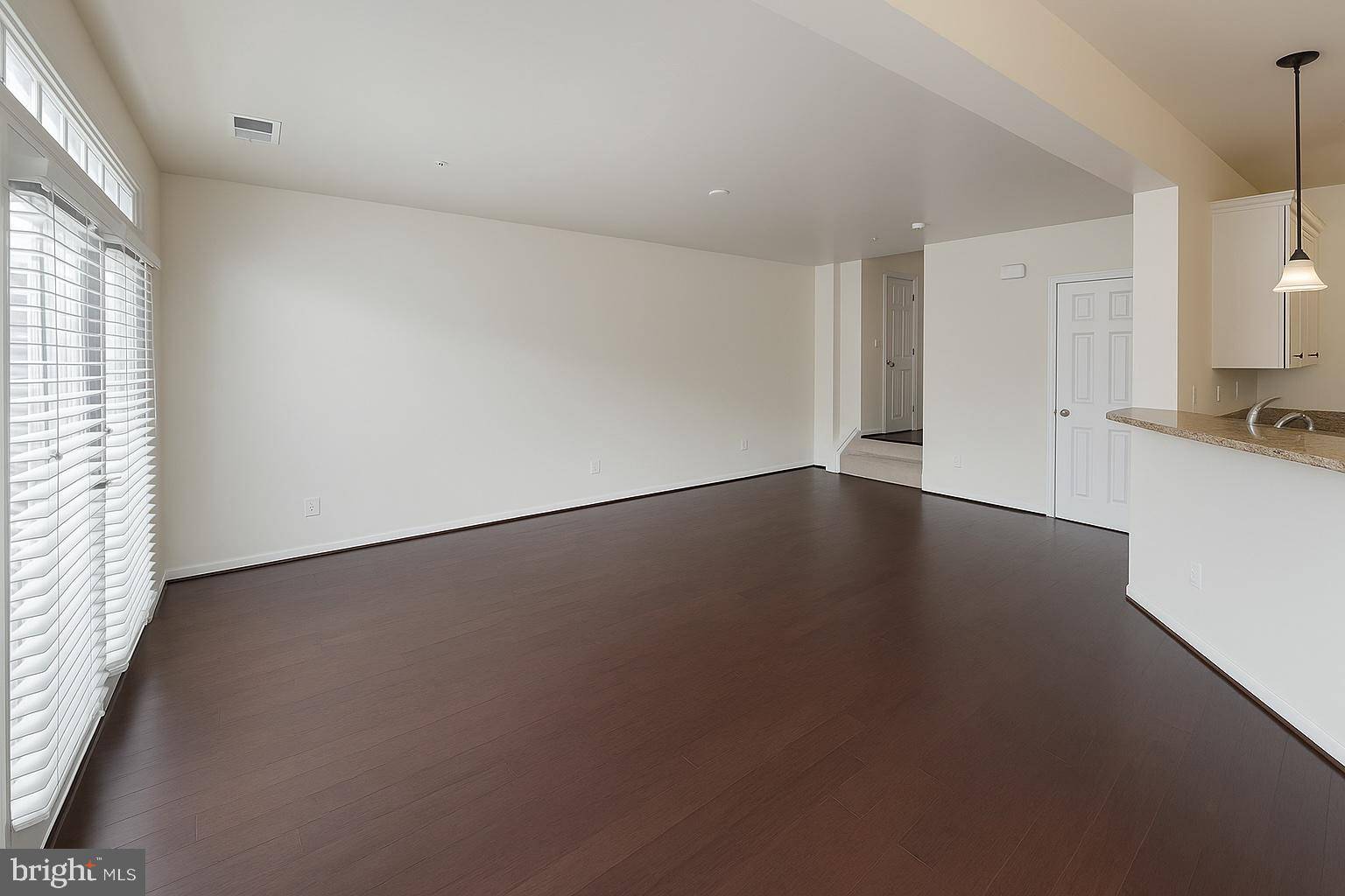 Chantilly, VA 20152,43370 TOWN GATE SQ