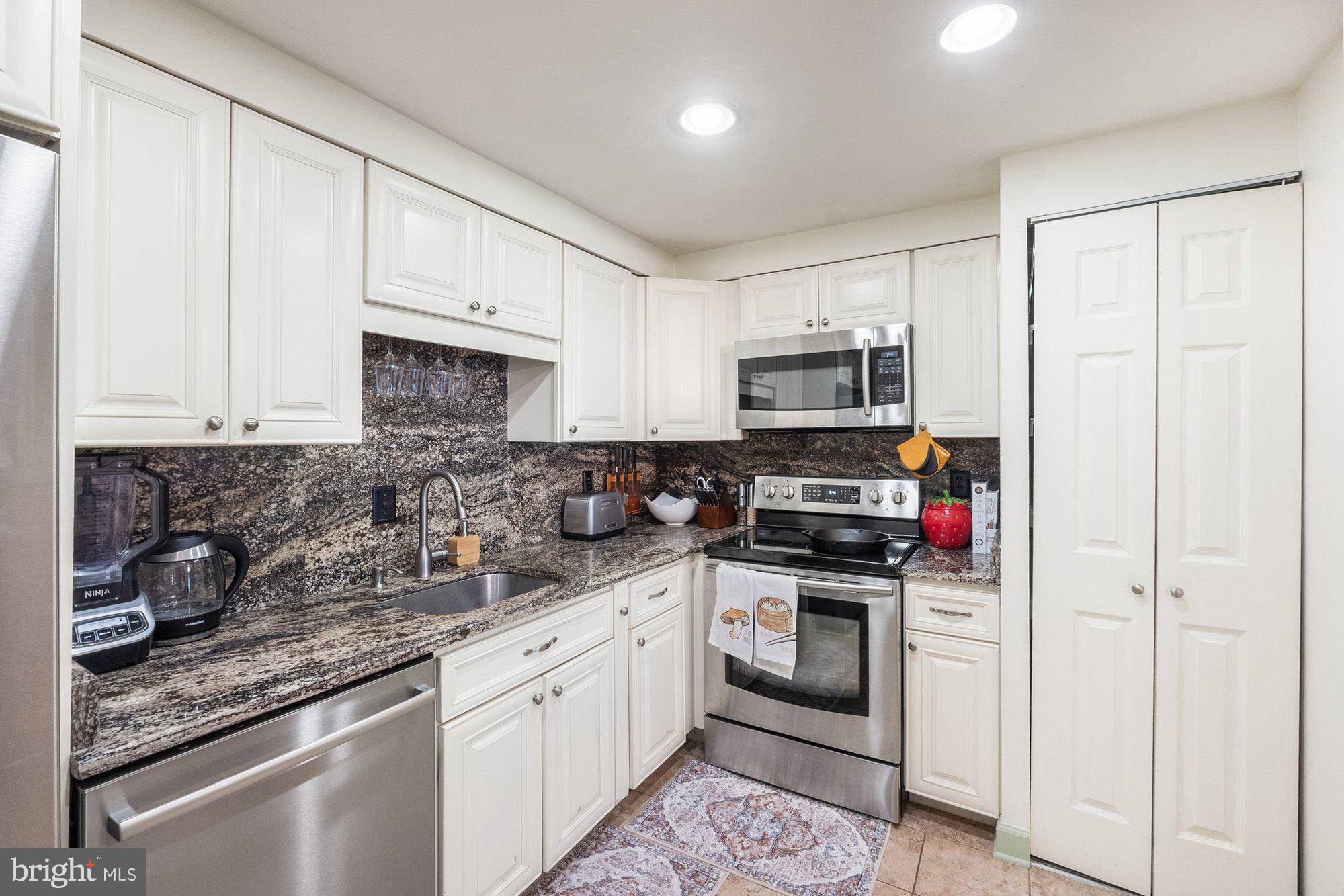 Mclean, VA 22102,7651 TREMAYNE PL #207