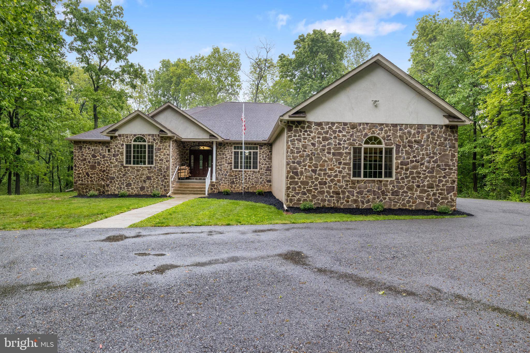 Spring Grove, PA 17362,1982 WHYTE LN