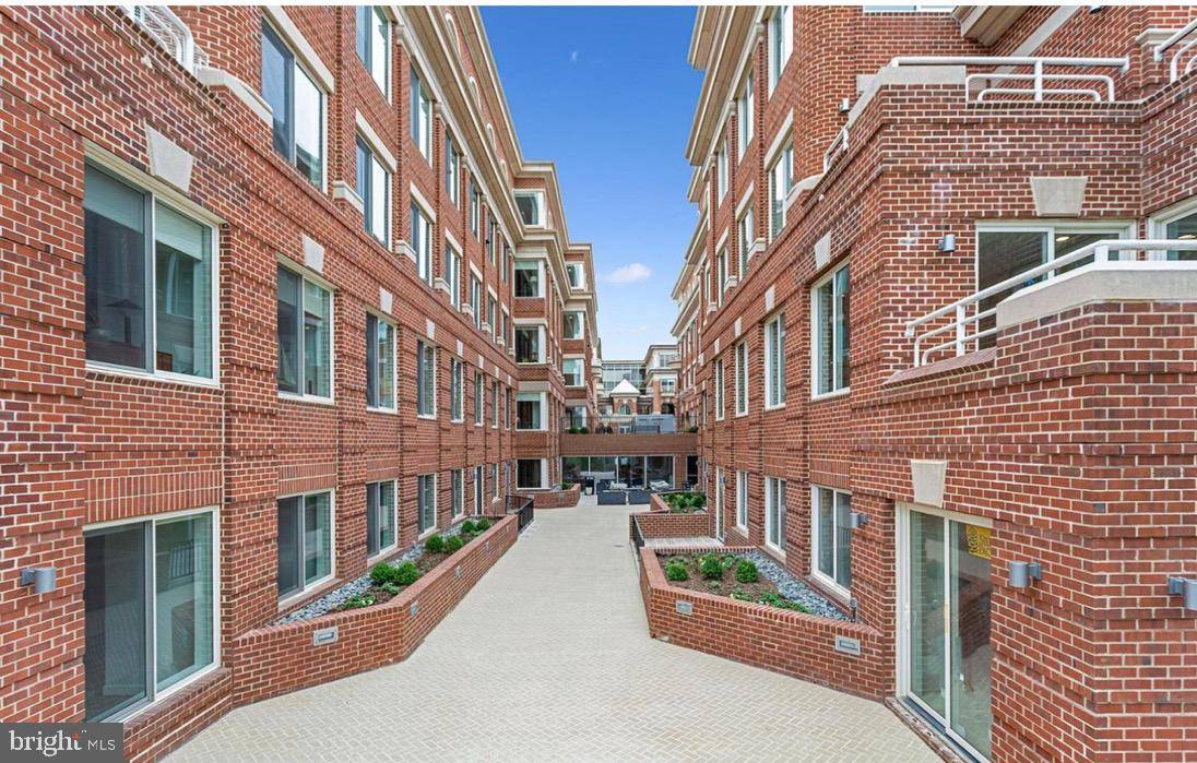 Alexandria, VA 22314,625 SLATERS LN #204