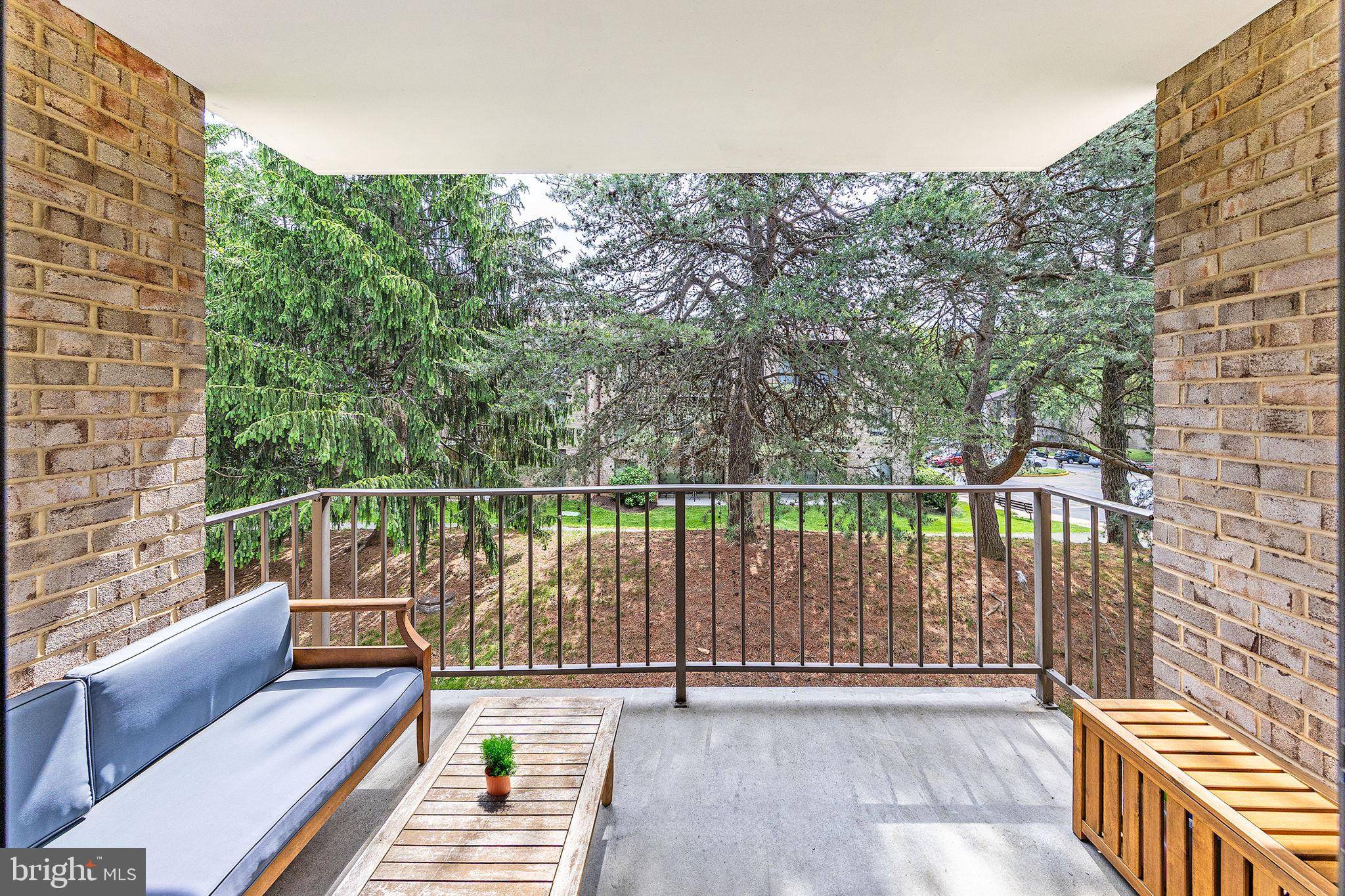 Reston, VA 20191,2042 ROYAL FERN CT #18/11B