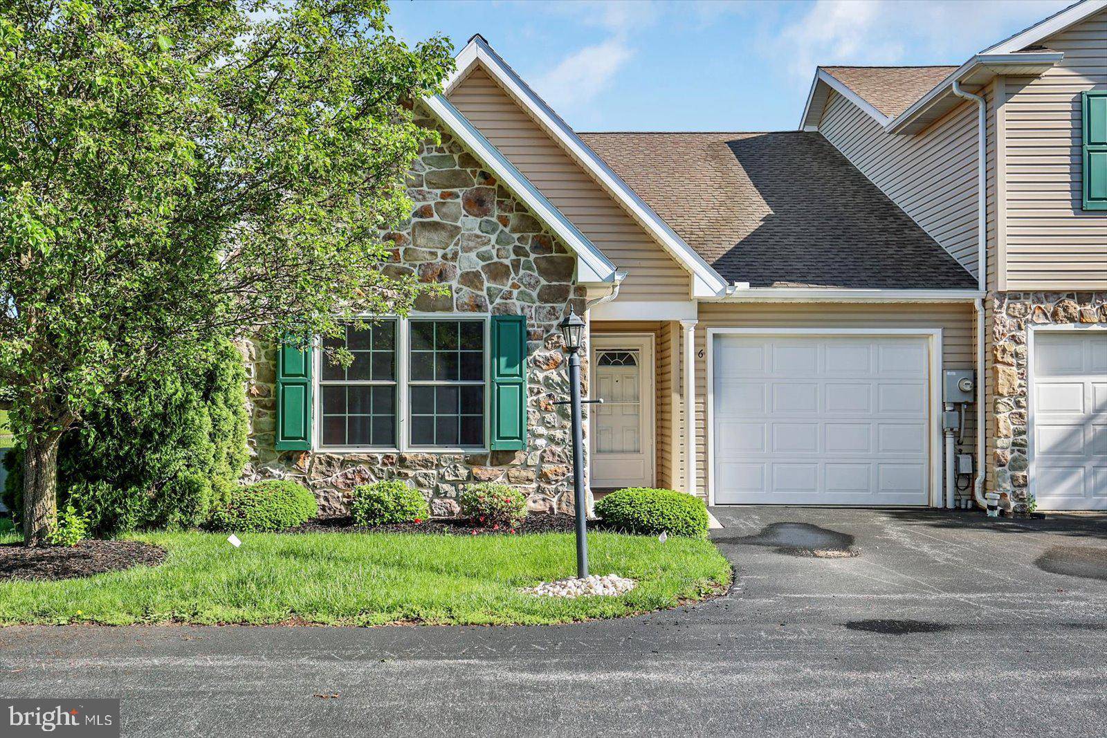New Oxford, PA 17350,6 OXEN LN