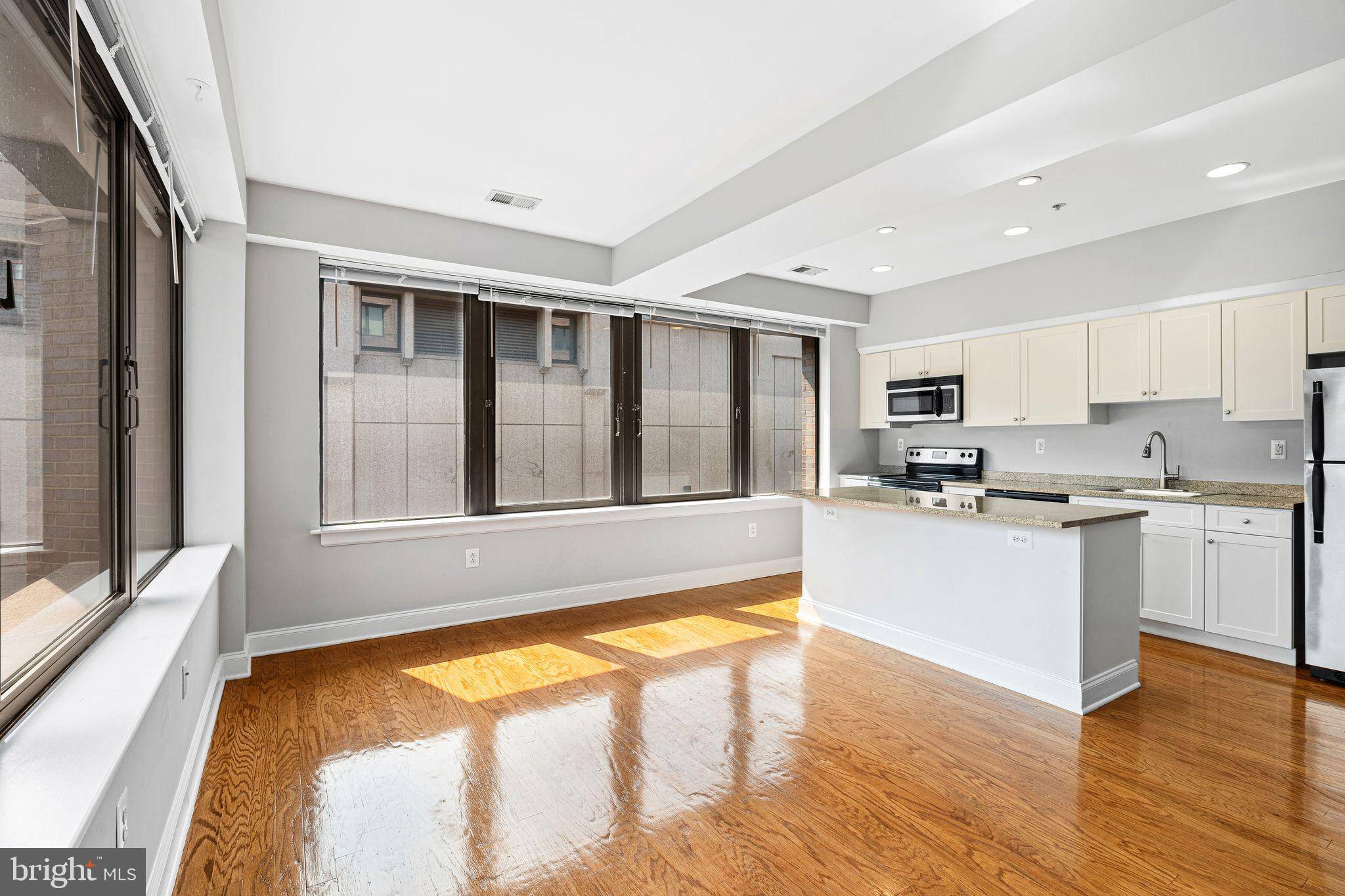 Philadelphia, PA 19106,125-27 N 4TH ST #301