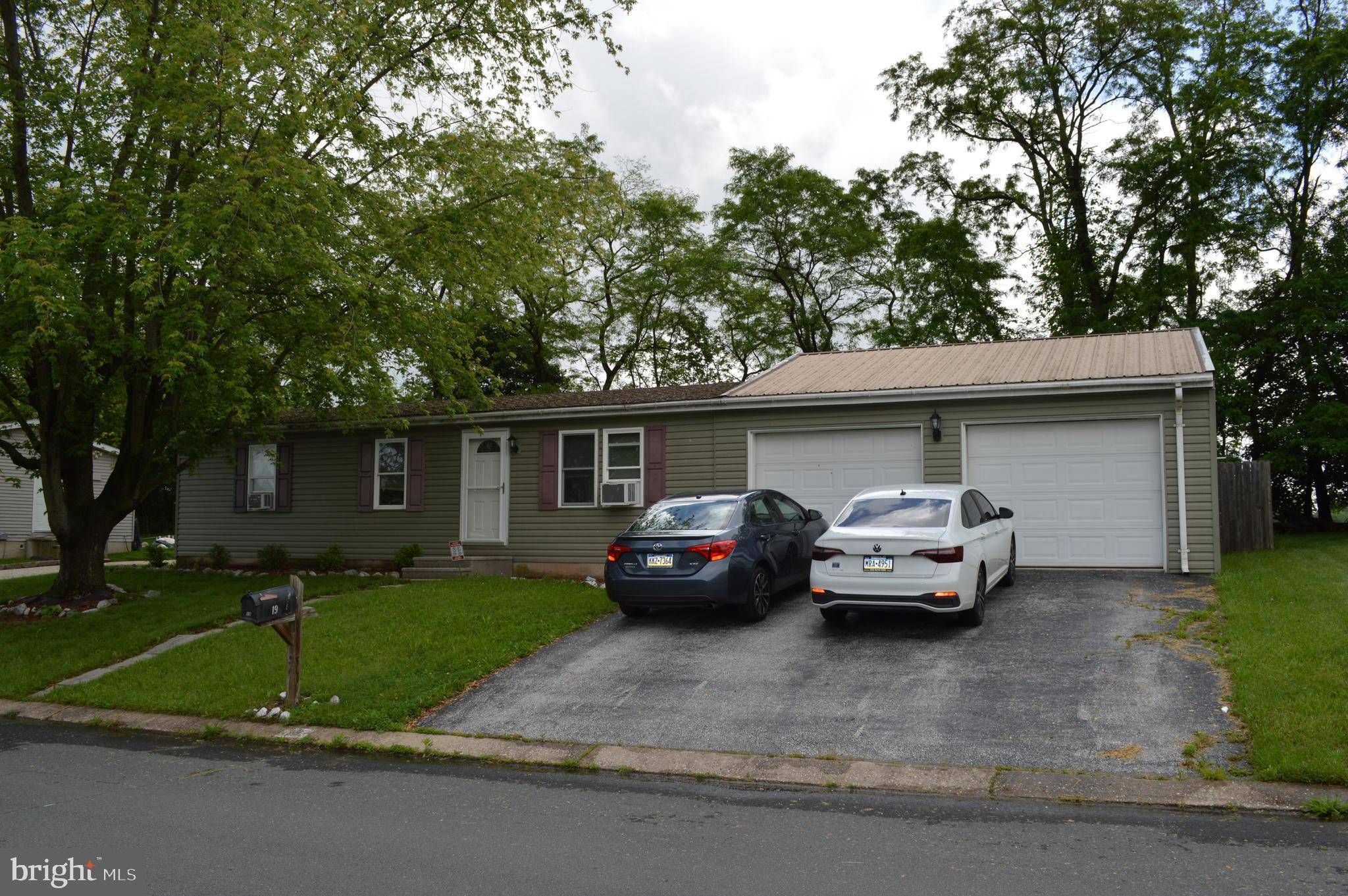 New Oxford, PA 17350,19 E LOCUST LN