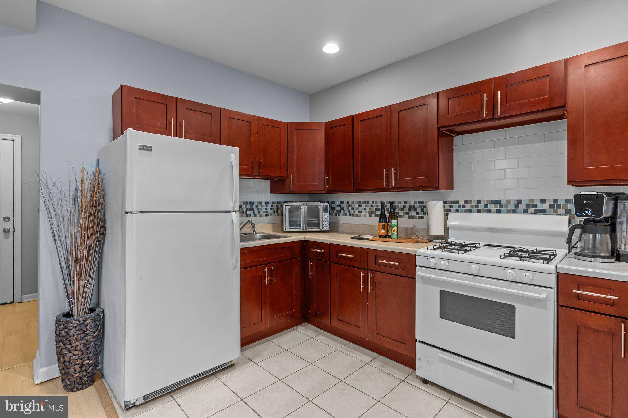 Philadelphia, PA 19145,2215 MIFFLIN ST