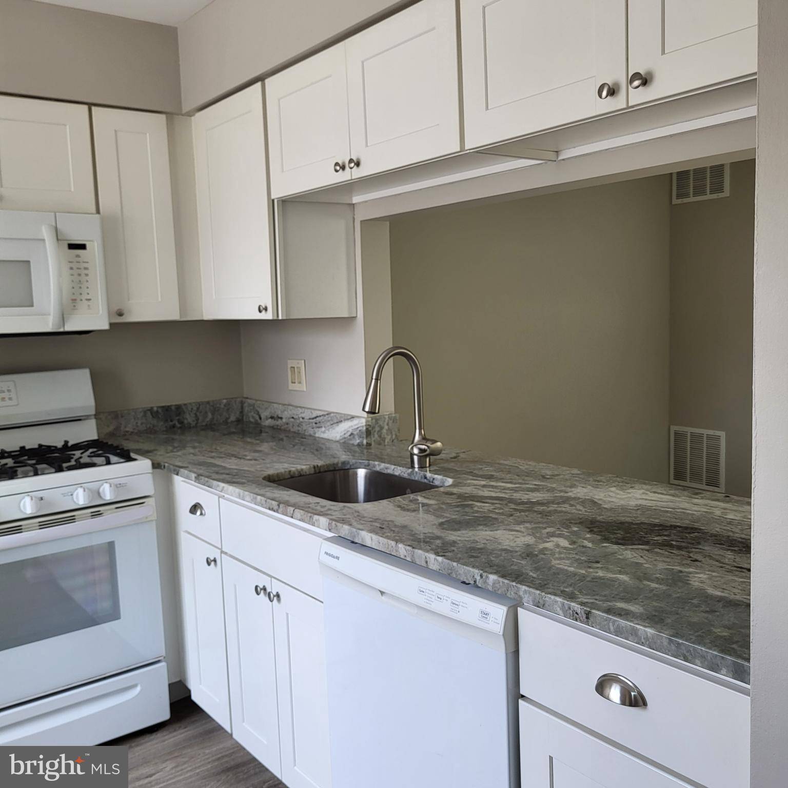 Sewell, NJ 08080,414 PADDOCK CT