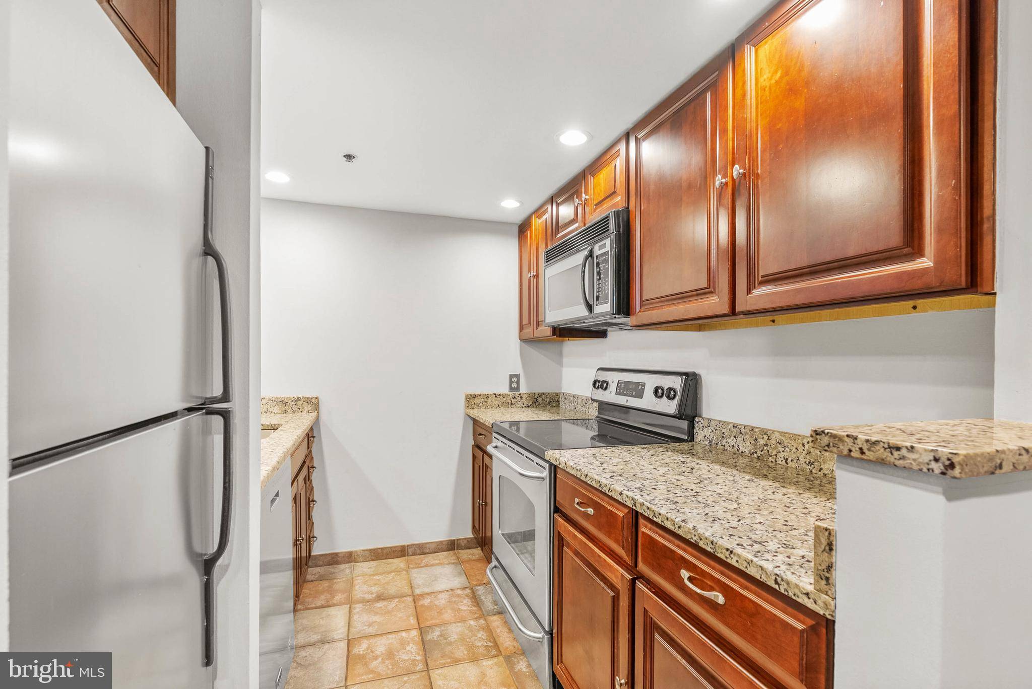 Philadelphia, PA 19106,301 RACE ST #309