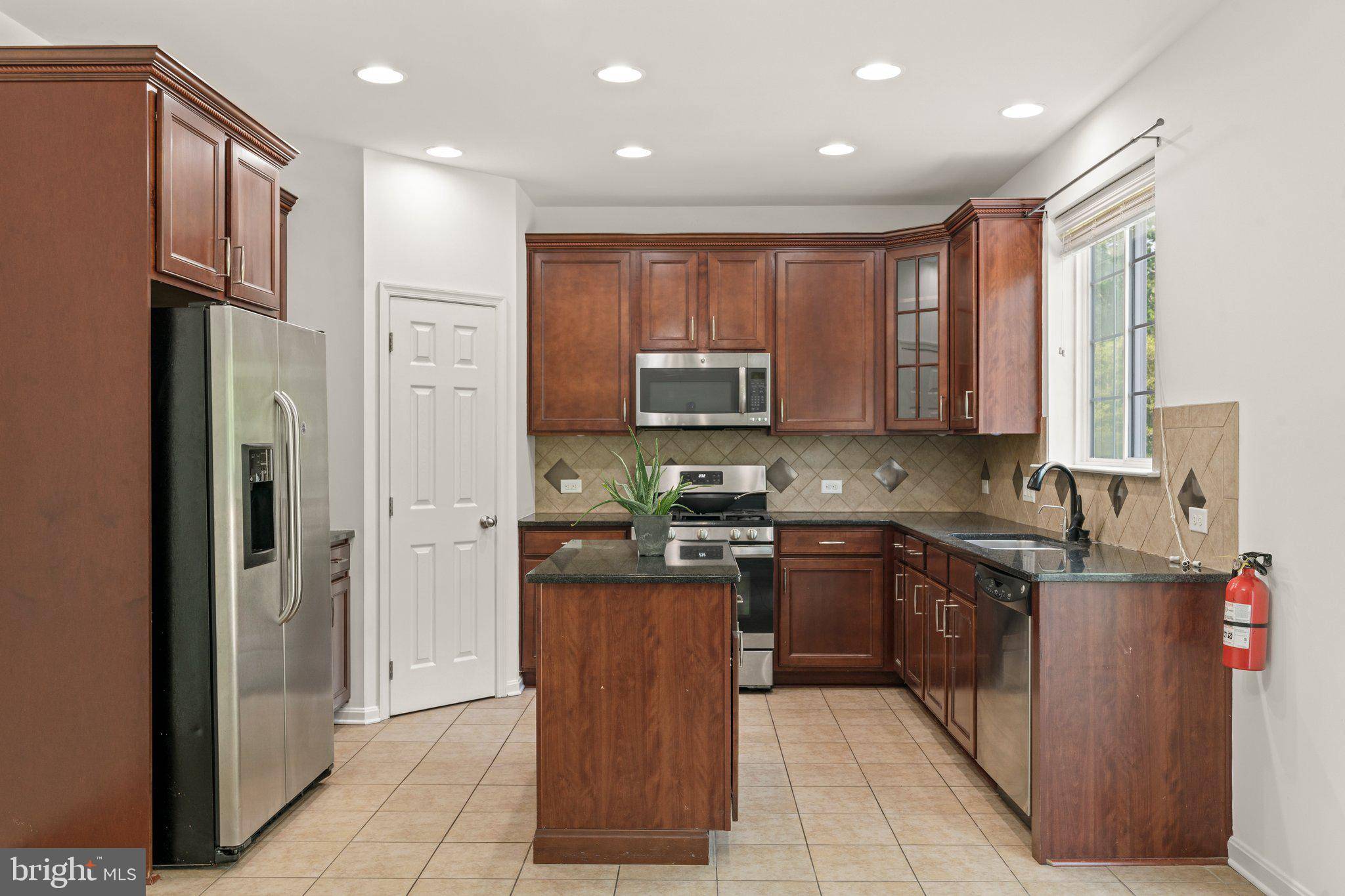 Williamstown, NJ 08094,420 HUNTINGDON DR