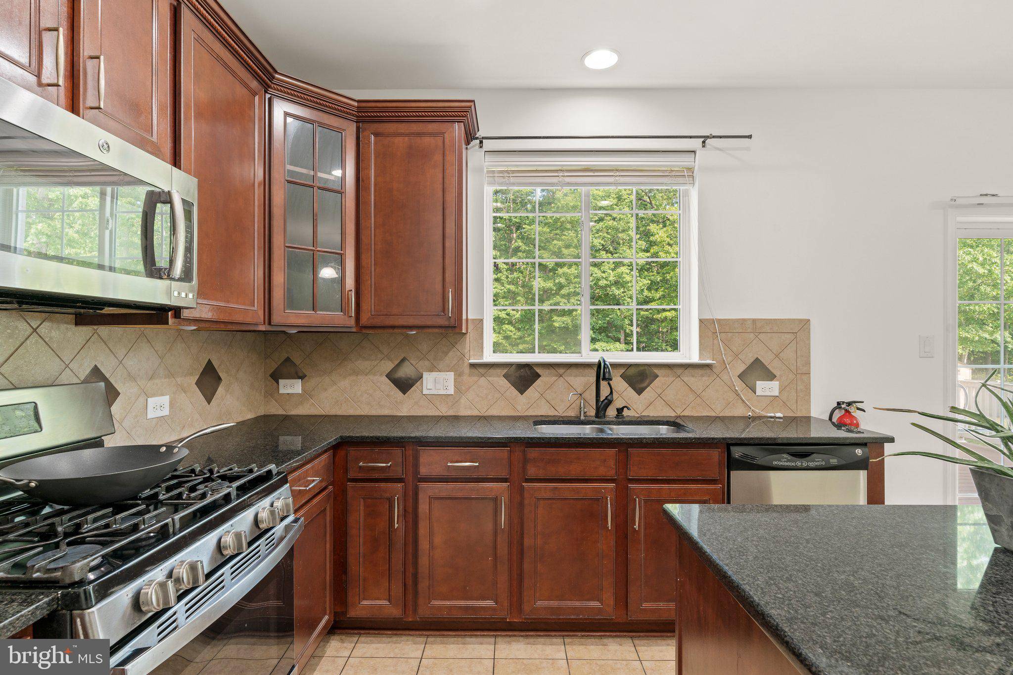 Williamstown, NJ 08094,420 HUNTINGDON DR