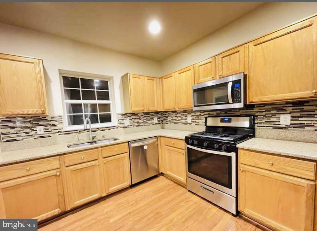 Chantilly, VA 20152,43068 FRANCIS SQ