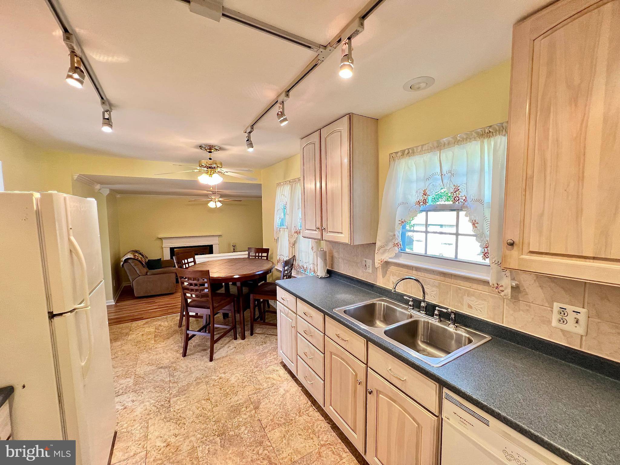 Williamstown, NJ 08094,613 GREENBRIAR DR