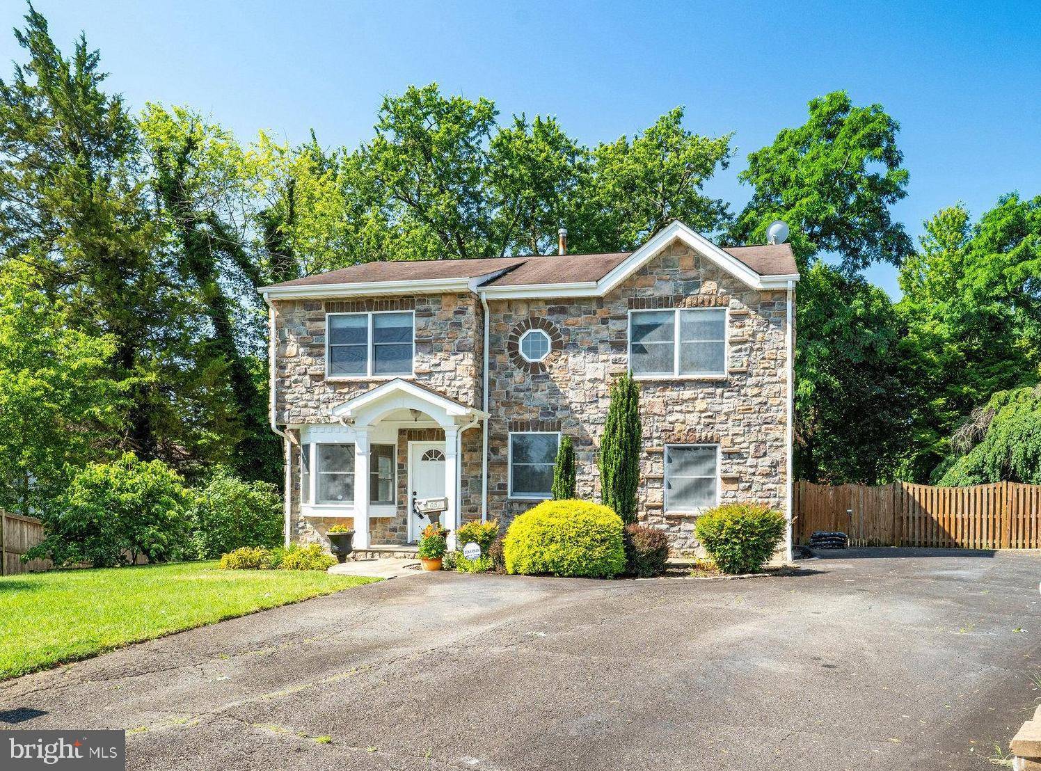 Falls Church, VA 22043,2052 ARCH DR