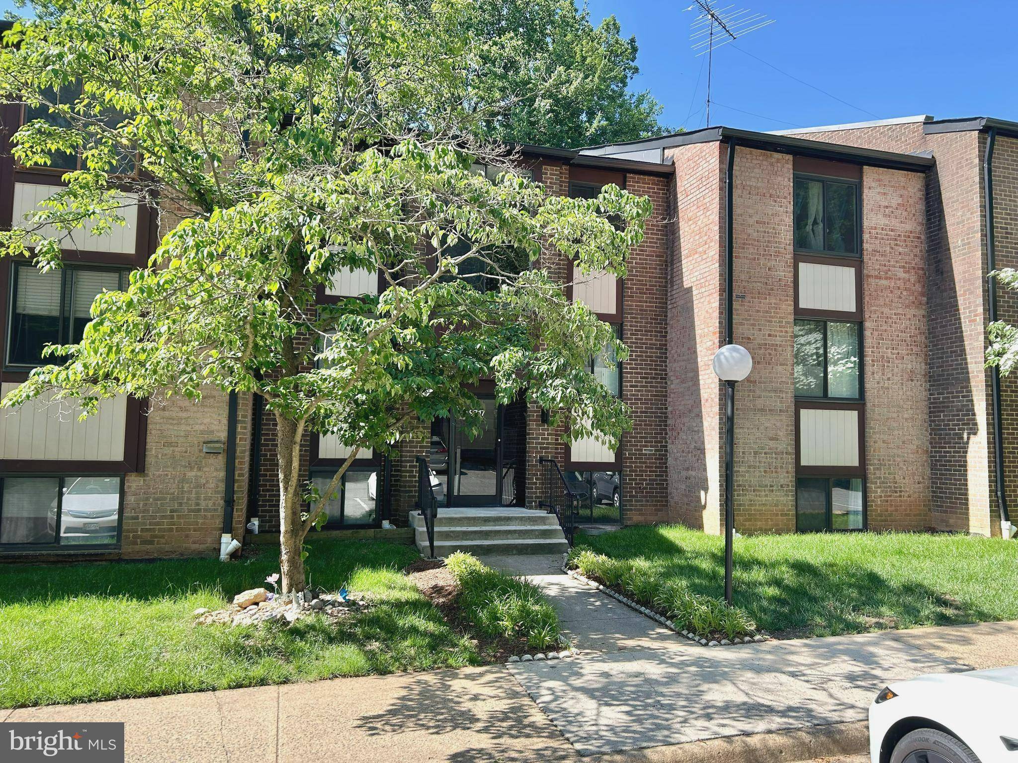 Fairfax, VA 22031,9717 KINGS CROWN CT #201