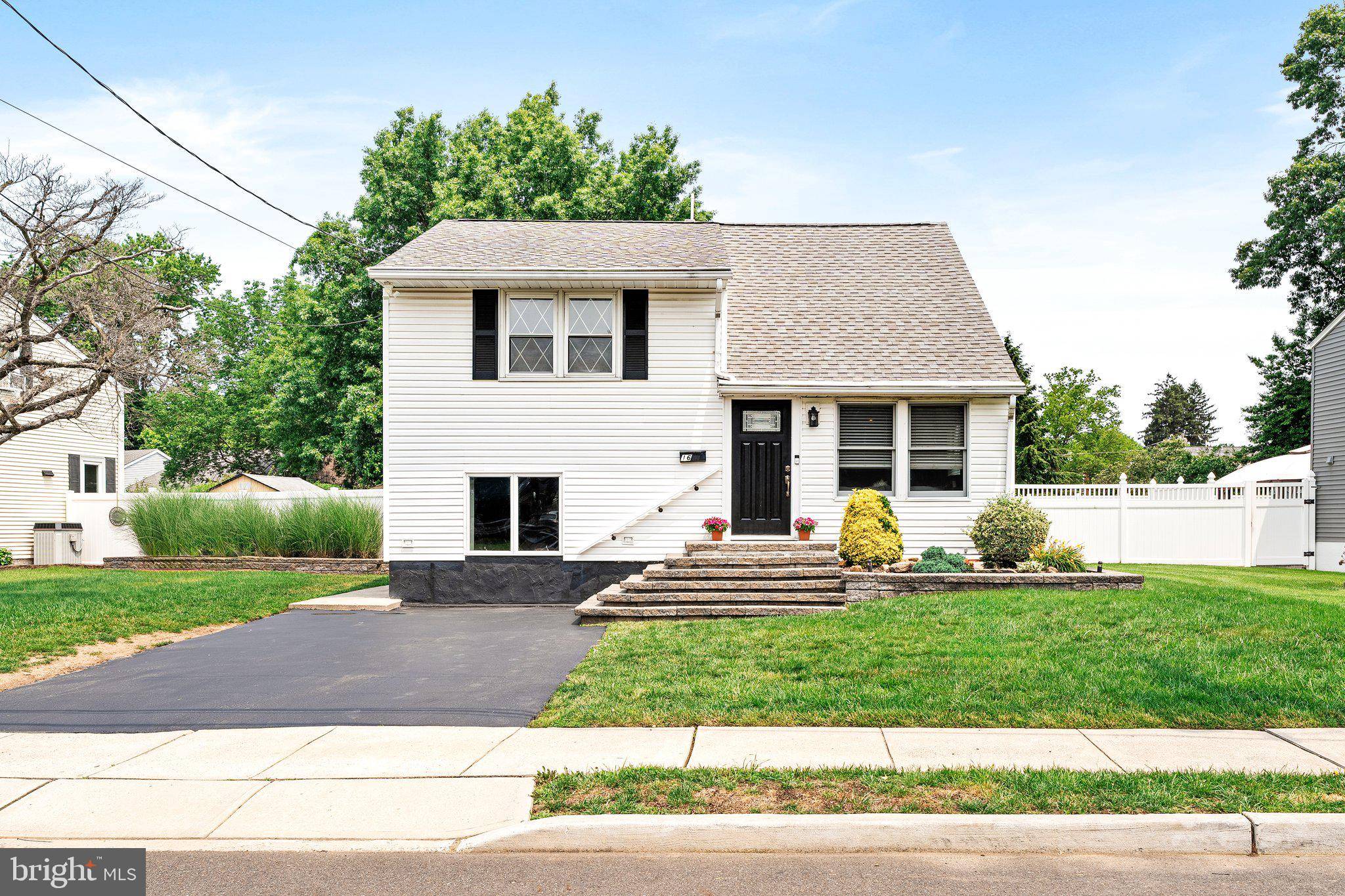 Hamilton, NJ 08610,16 MAGNOLIA LN