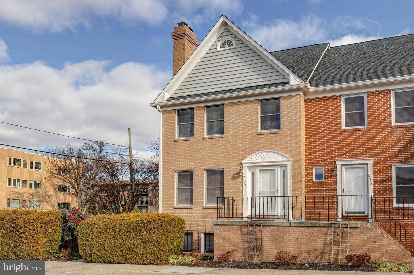 Vienna, VA 22180,217-B LOCUST ST SE #A
