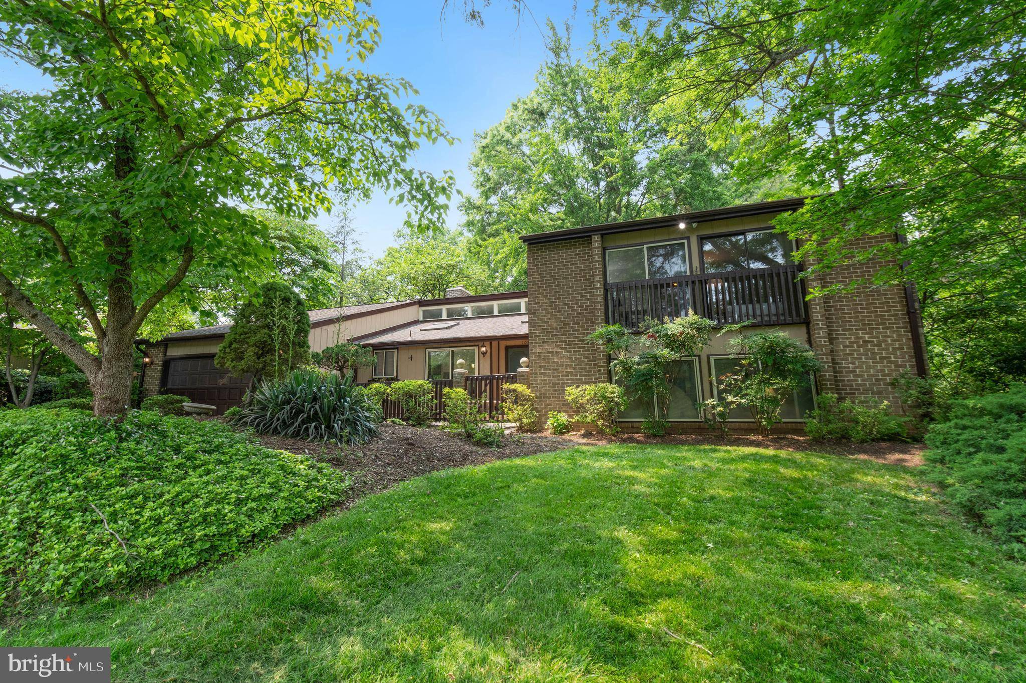 Oakton, VA 22124,10862 MEADOWLAND DR