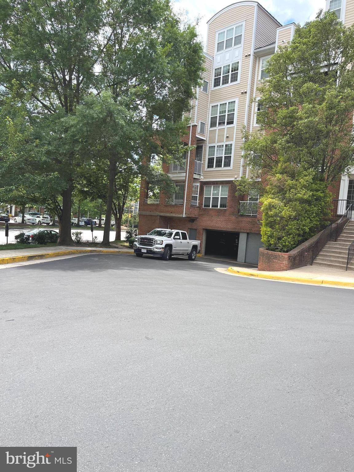 Vienna, VA 22180,2720 BELLFOREST CT #201