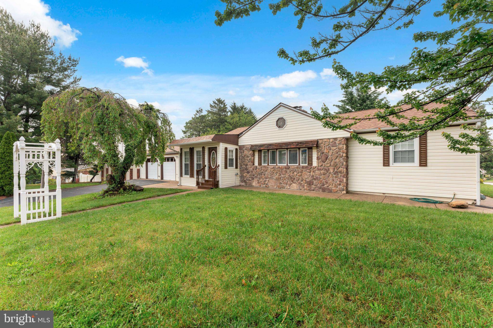 Huntingdon Valley, PA 19006,905 HENRIETTA AVE