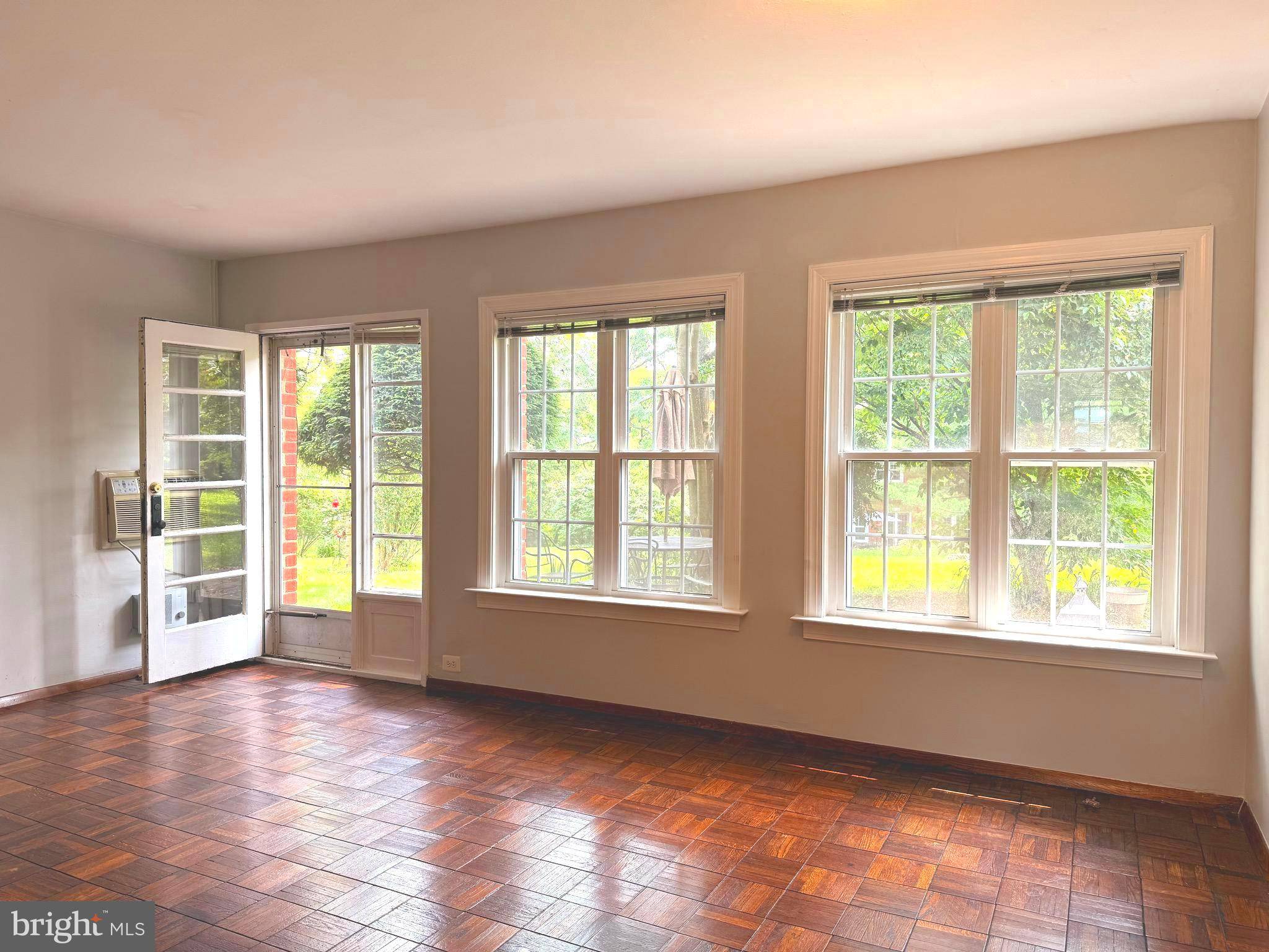 Alexandria, VA 22302,3211 RAVENSWORTH PL