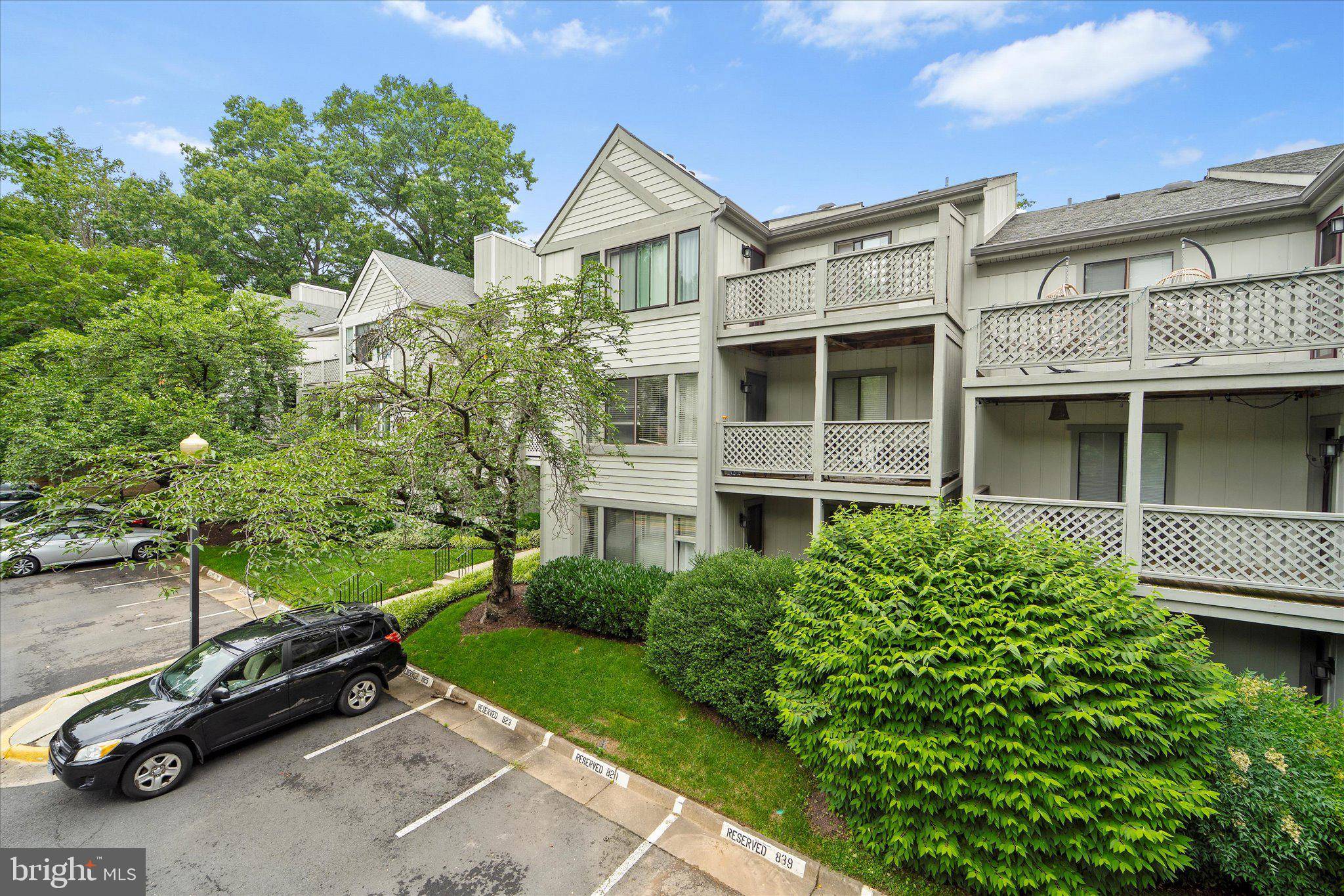 Reston, VA 20191,2221 HUNTERS RUN DR