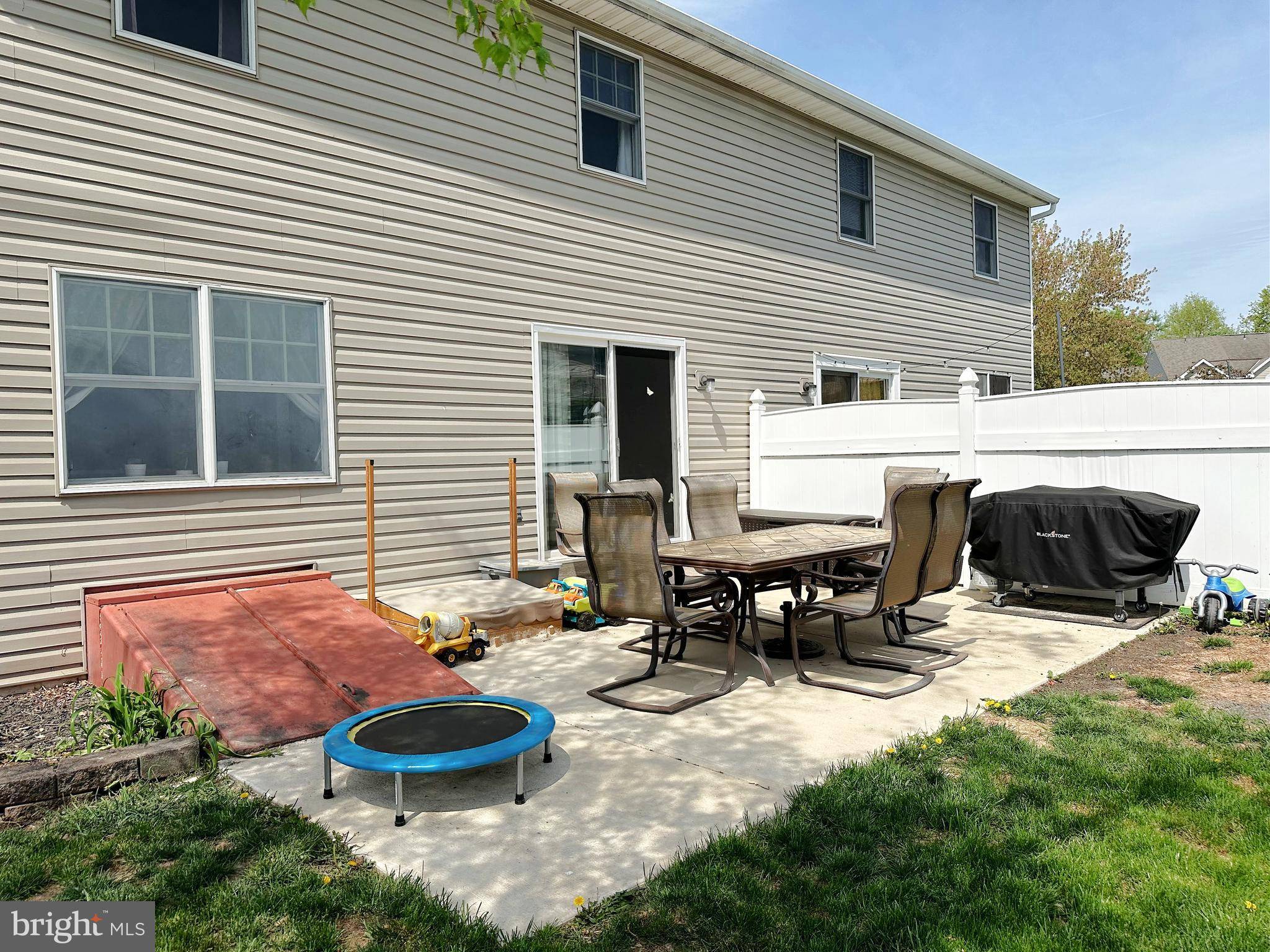 Pennsburg, PA 18073,584 MEADOW LN