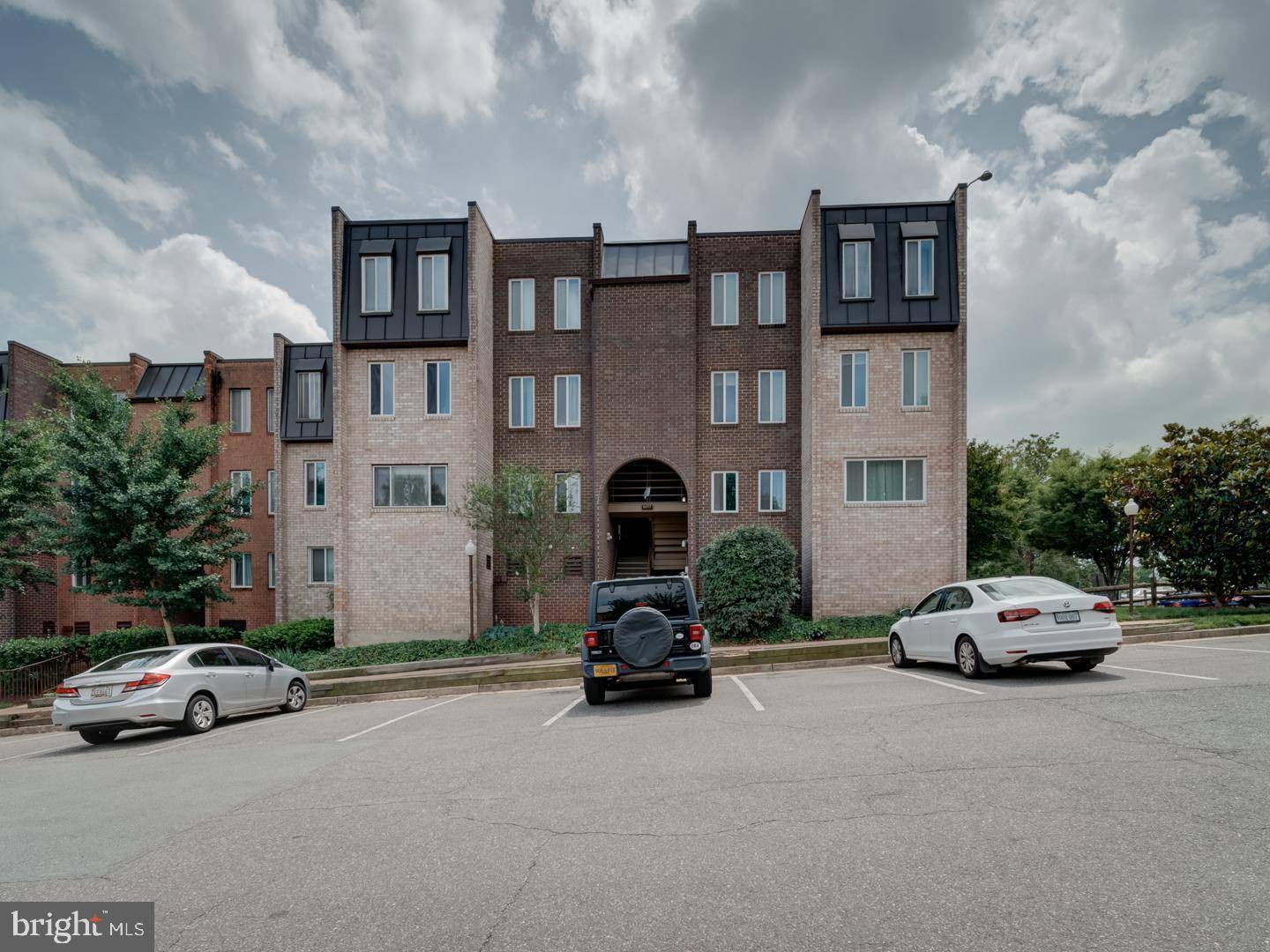 Arlington, VA 22204,5017 7TH RD S #101
