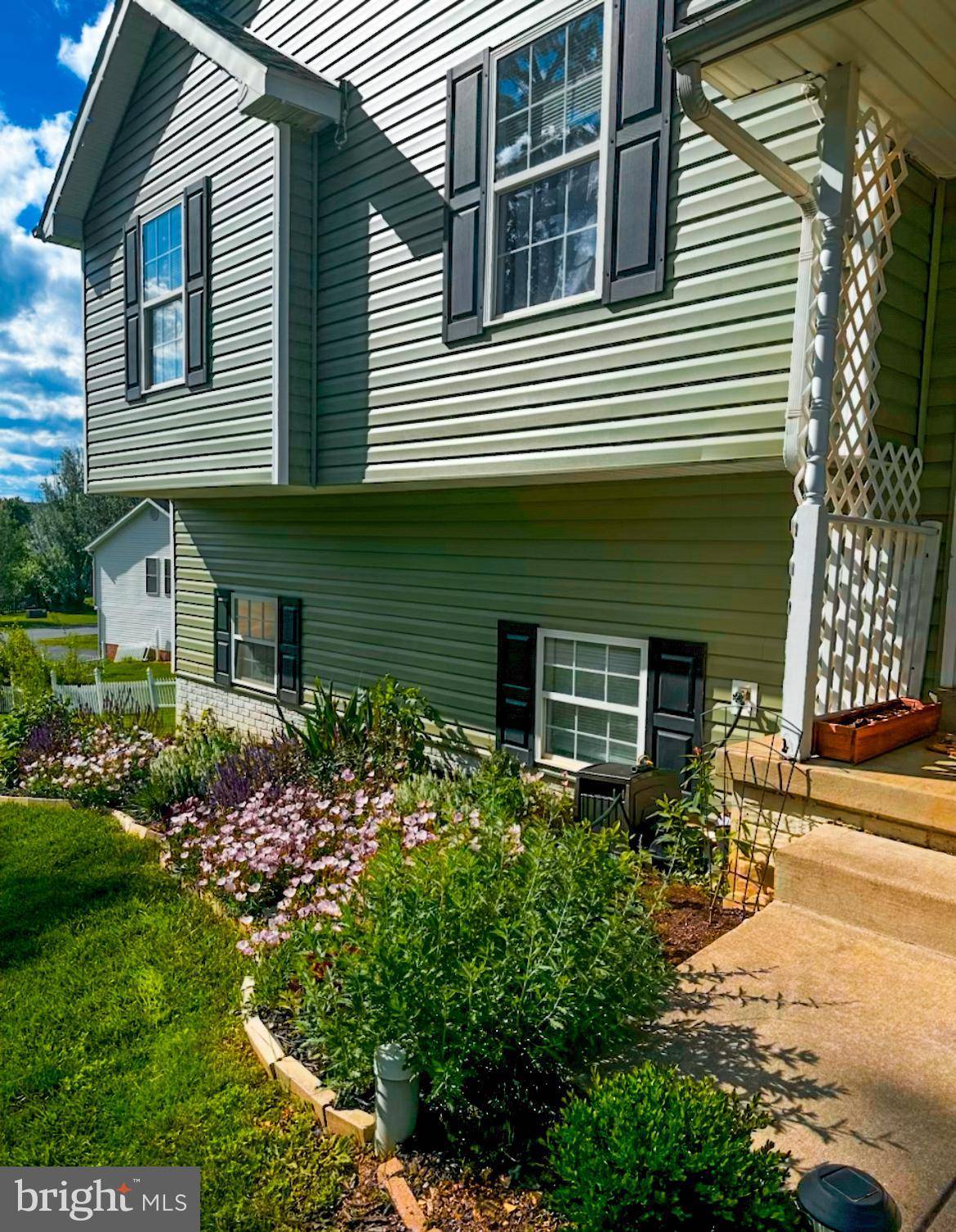 Ranson, WV 25438,555 OAK LEE DR