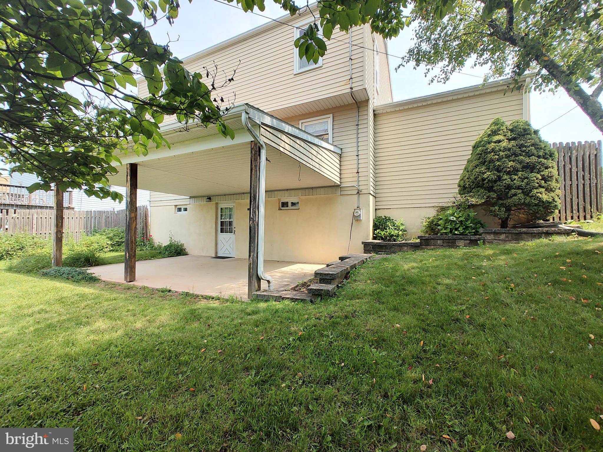 Pennsburg, PA 18073,911 LAKE LN