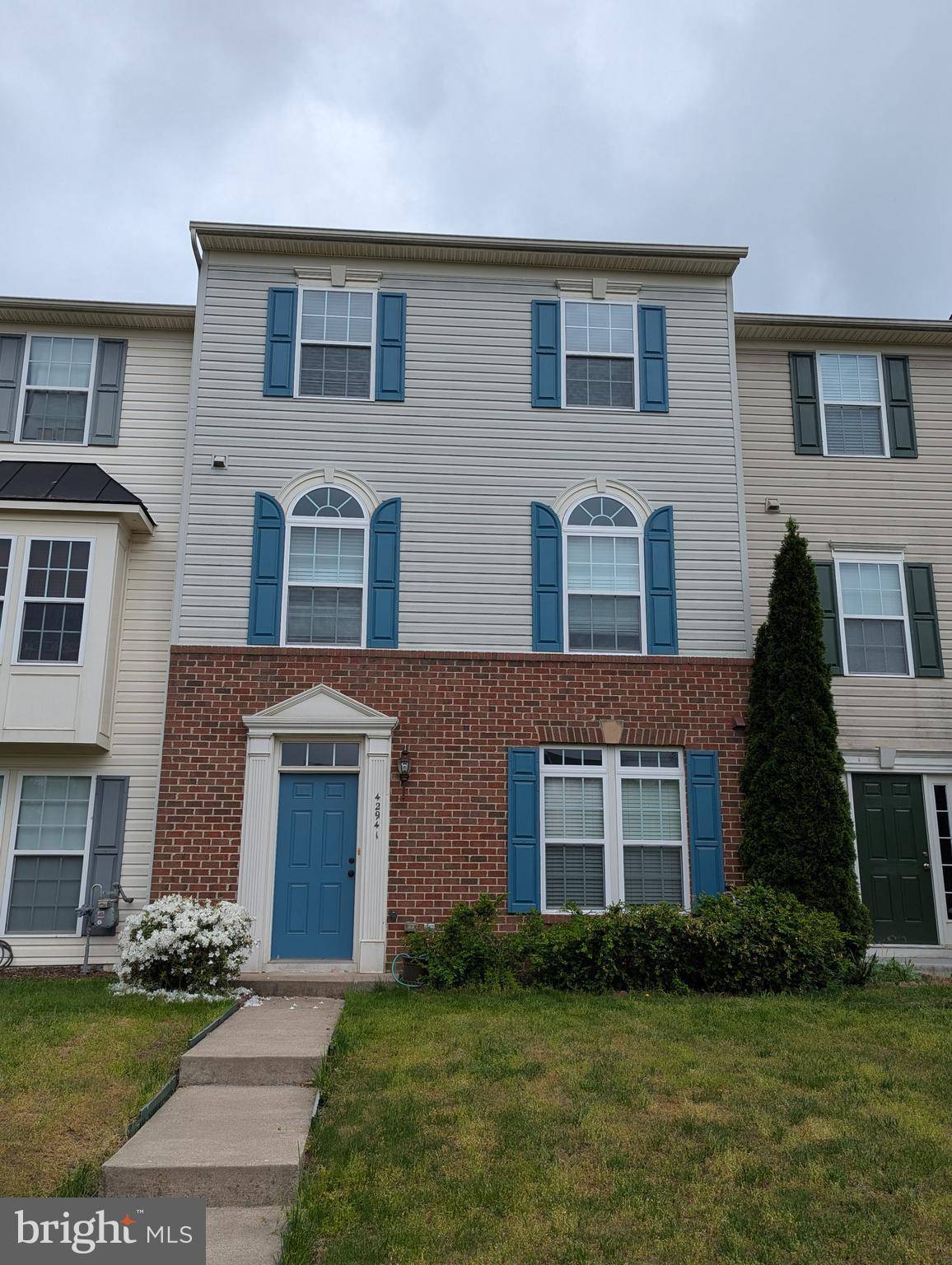 Chantilly, VA 20152,42941 EDGEWATER ST