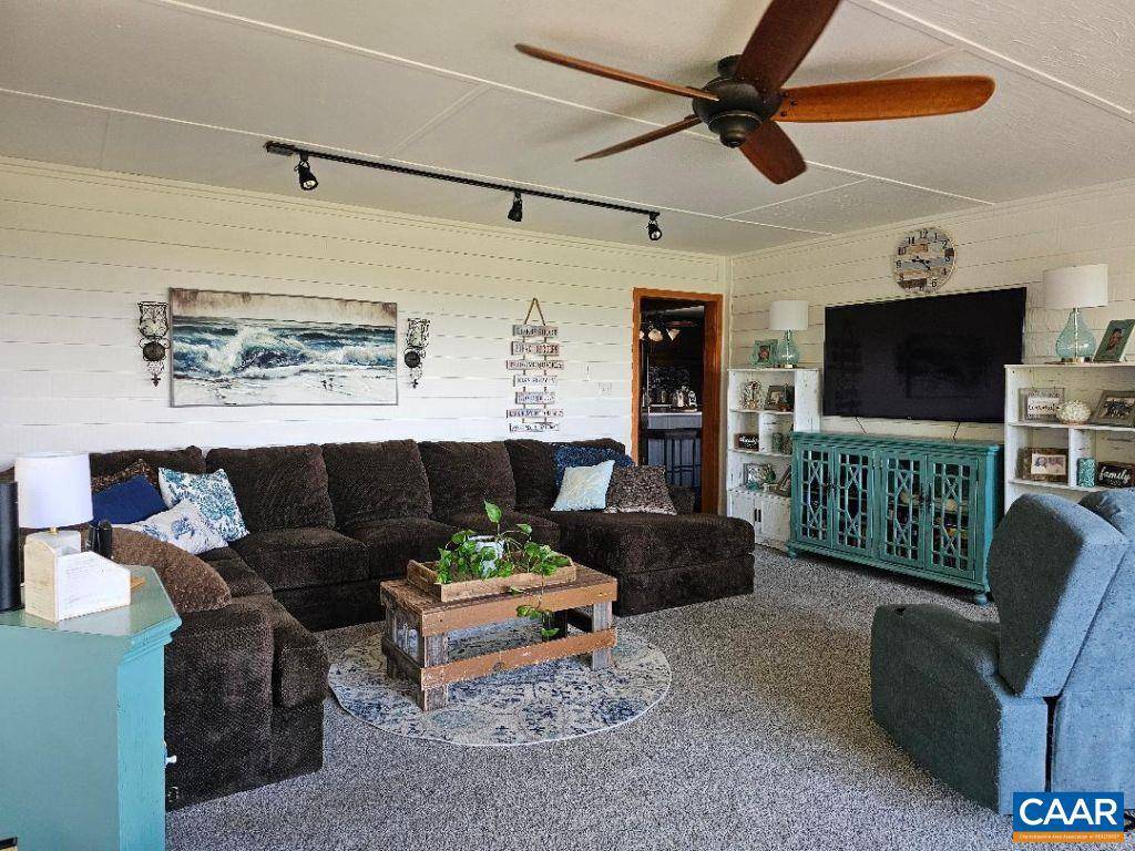 Lowesville, VA 22967,247 LLAMA LN