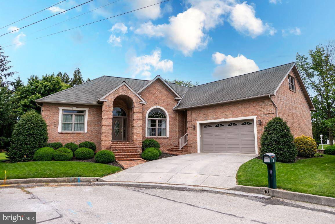 Hanover, PA 17331,2 OAK CIR