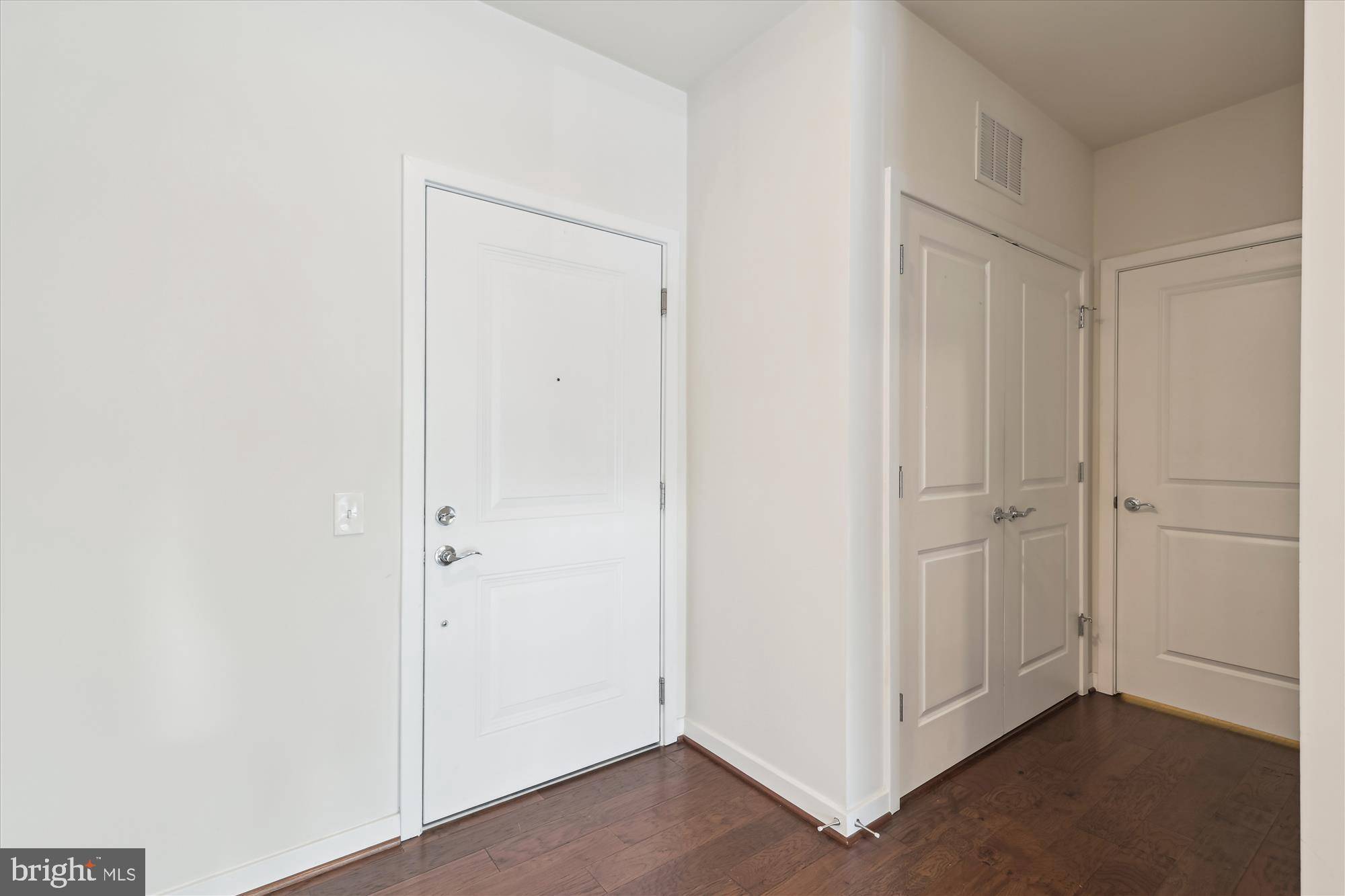 Fairfax, VA 22030,3989 NORTON PL #207