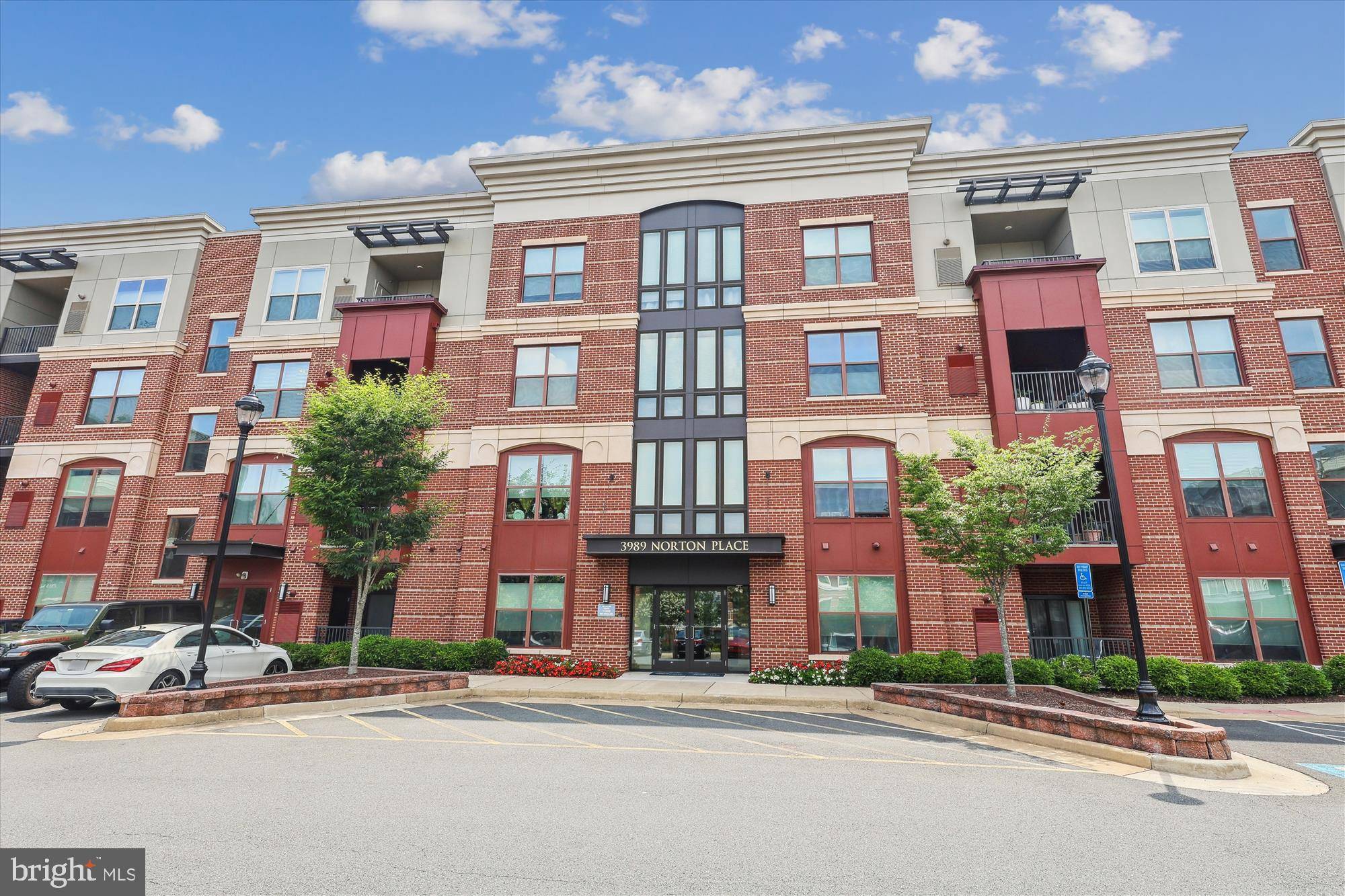 Fairfax, VA 22030,3989 NORTON PL #207