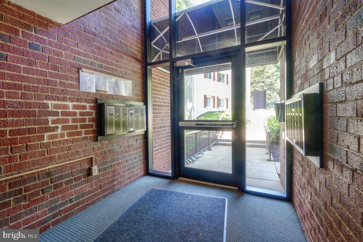 Alexandria, VA 22314,53 SKYHILL RD #204
