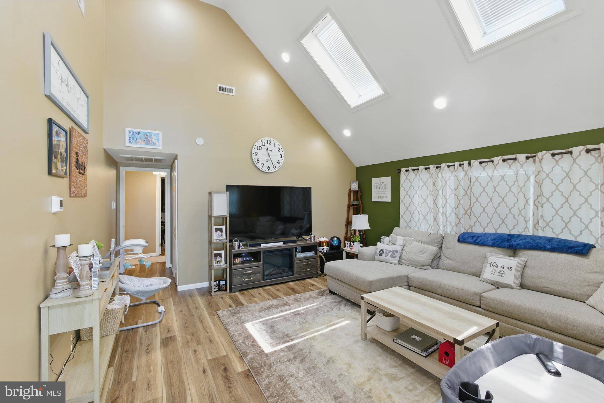 Bensalem, PA 19020,945 WALNUT AVE