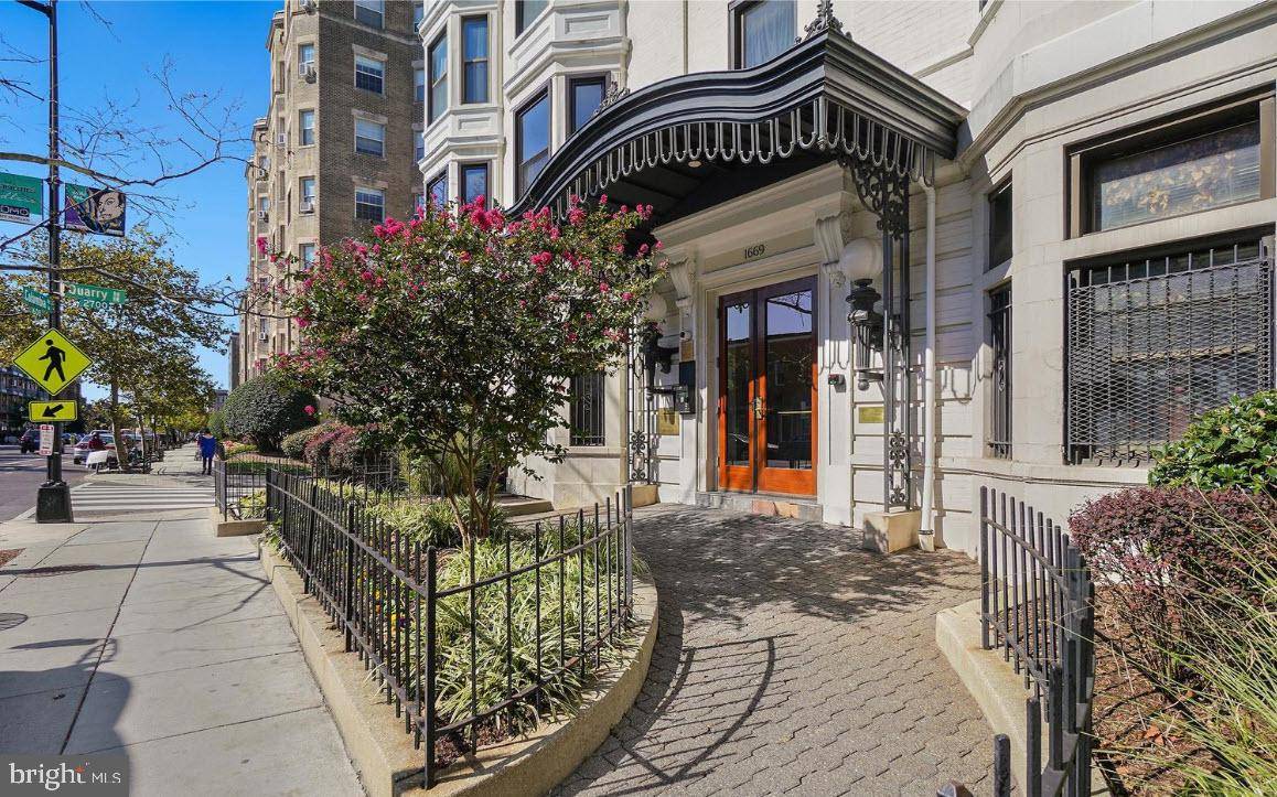 Washington, DC 20009,1669 COLUMBIA RD NW #215