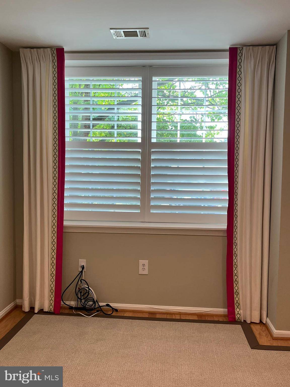 Vienna, VA 22180,302-A LOCUST ST SE #2A