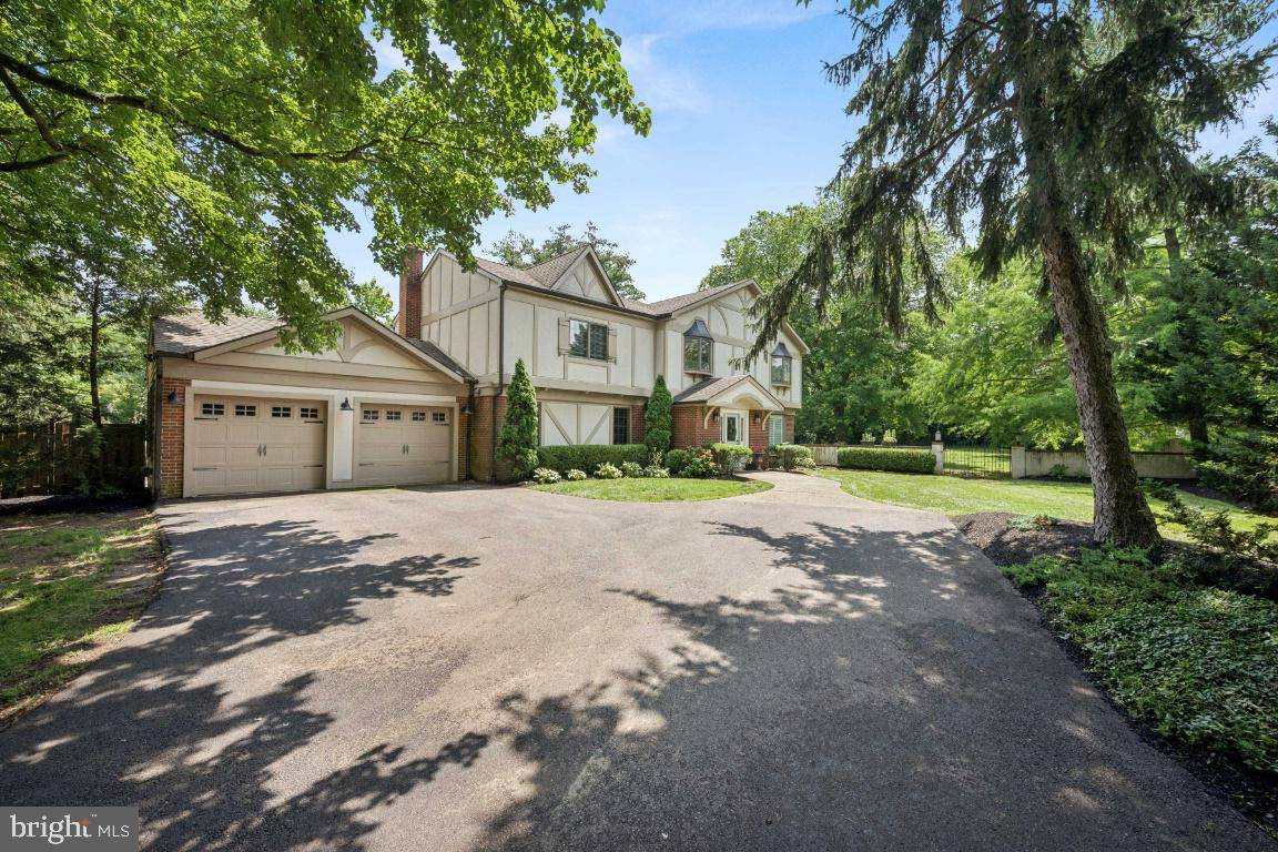 Moorestown, NJ 08057,236 CARRIAGE HILL DR