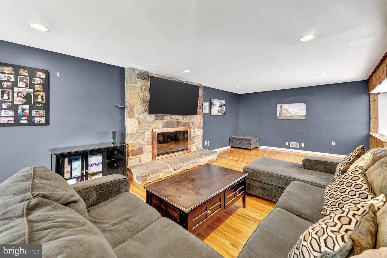 Hamilton, NJ 08619,5 DOLPHIN LANE