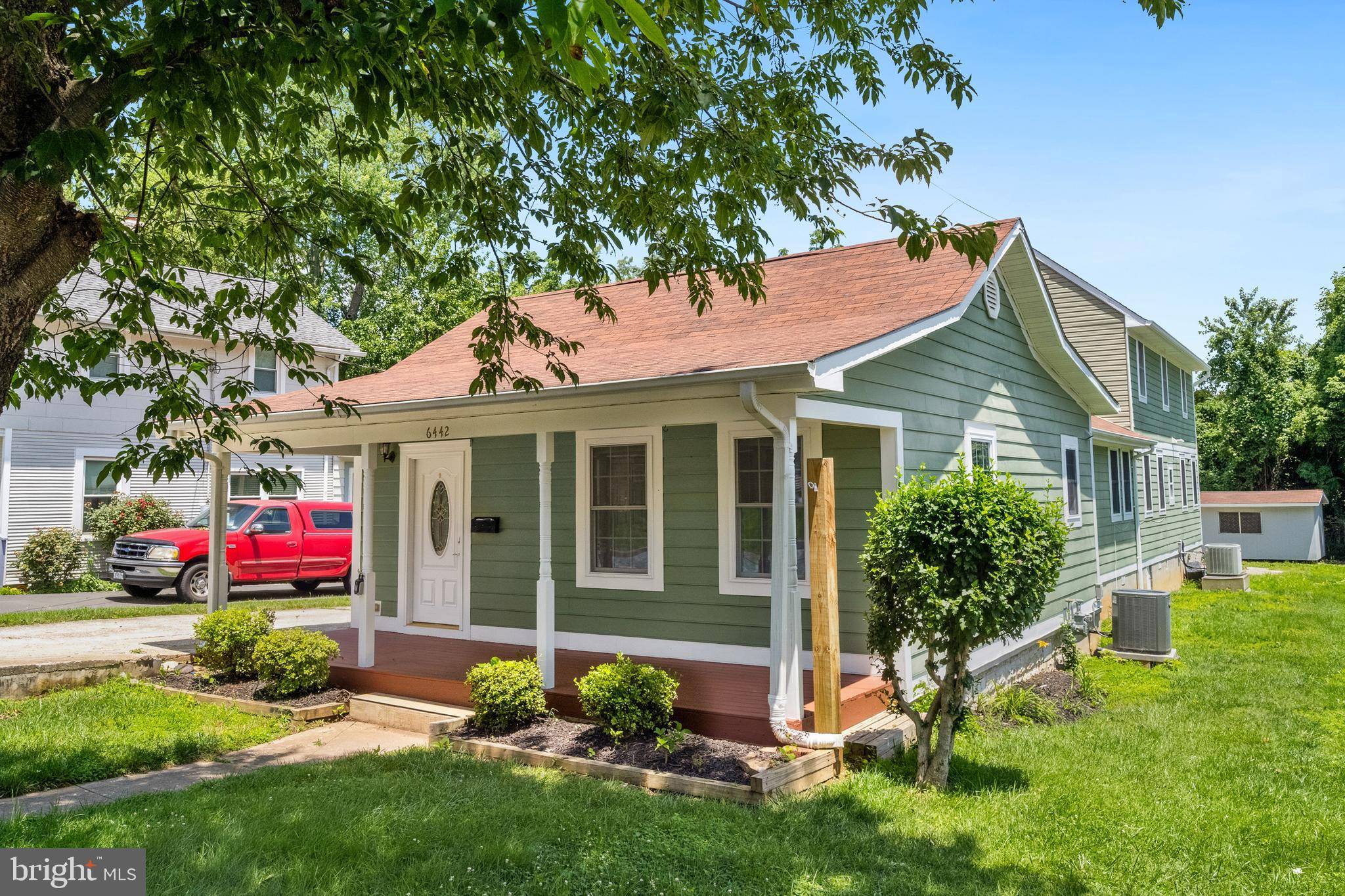Annandale, VA 22003,6442 HOLYOKE DR